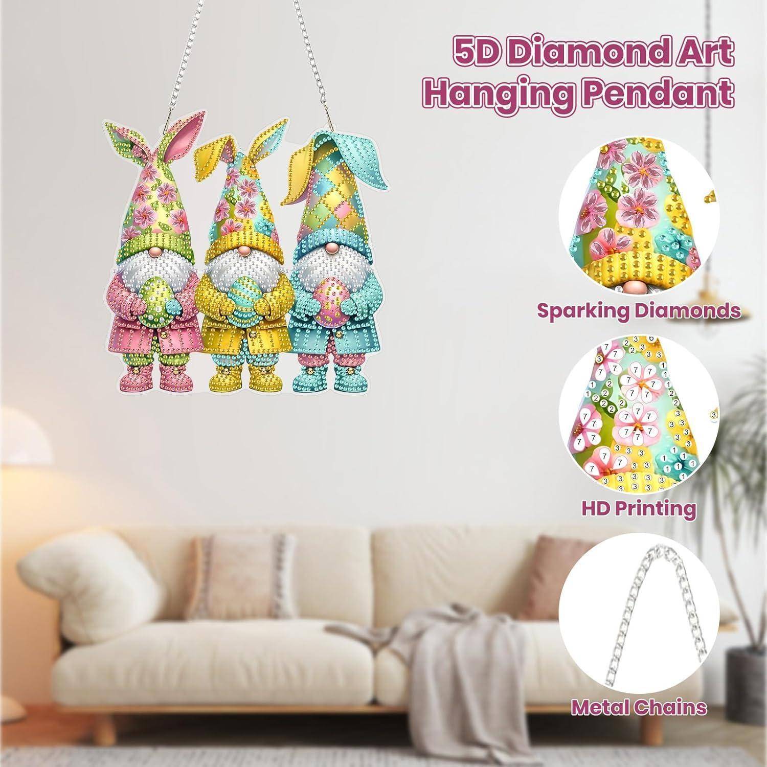 Werbebild von drei farbenfrohen zwergförmigen 5D-Diamantmalerei-Anhängern, mit Nahaufnahmen, die funkelnde Diamanten, HD-Druck und Metallketten hervorheben.