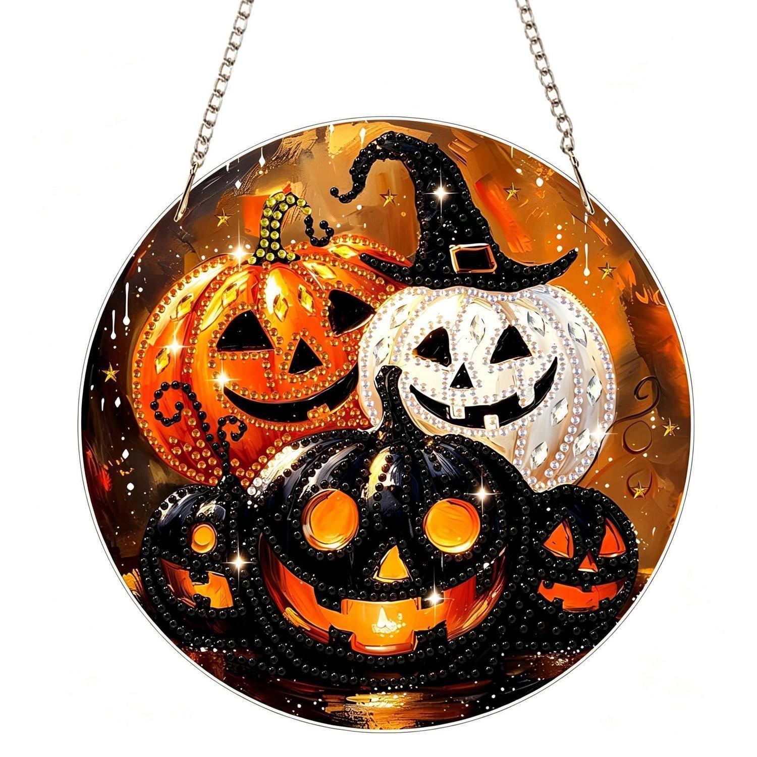 Dekoratives Halloween-Bild mit vier lächelnden Kürbislaternen in Orange, Weiß und Schwarz, wobei eine einen Hexenhut trägt und alle an einer Kette hängen.