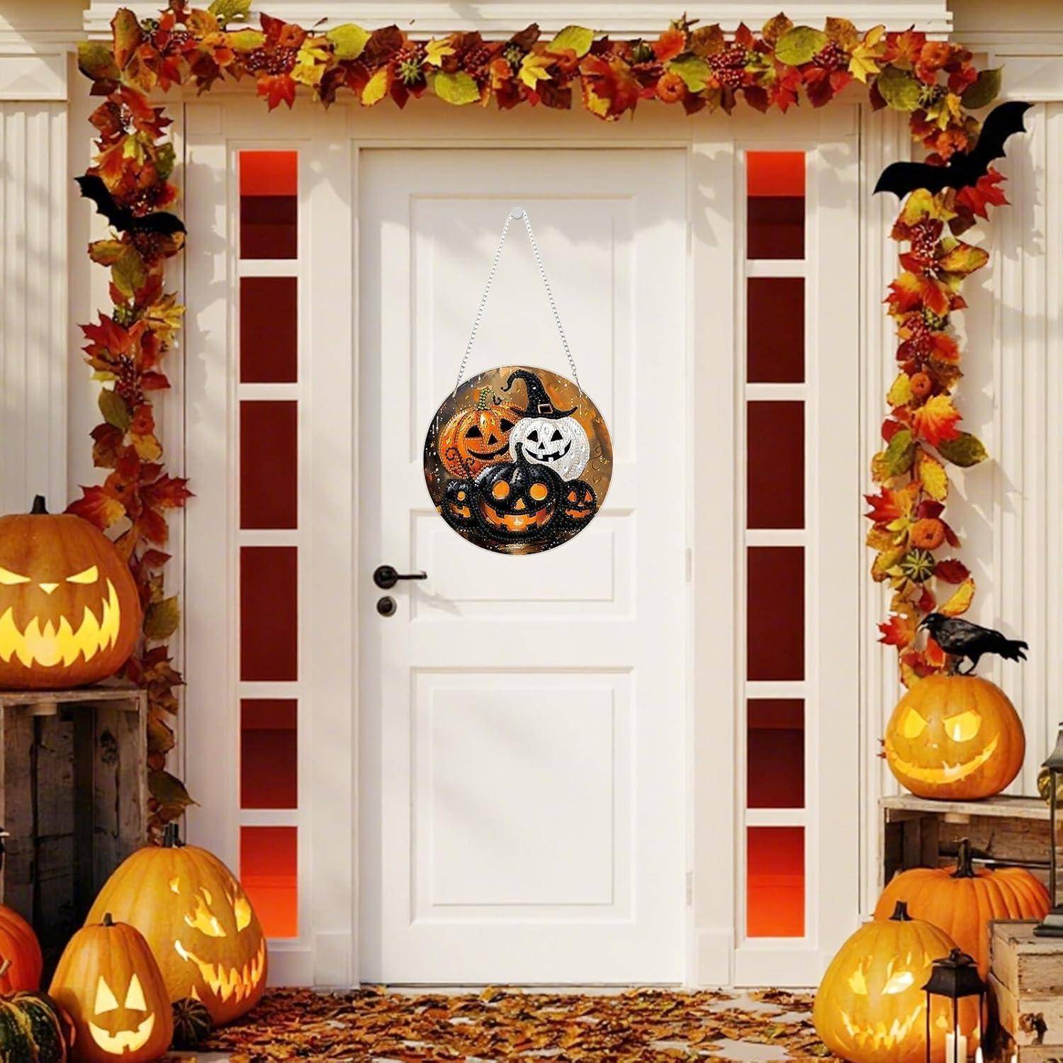 Halloween-dekorierte Haustür mit Herbstblatt-Girlande, Jack-o'-Lantern-Kürbisse und ein hängendes Kürbisschild, das einen festlichen Eingangsbereich schafft.