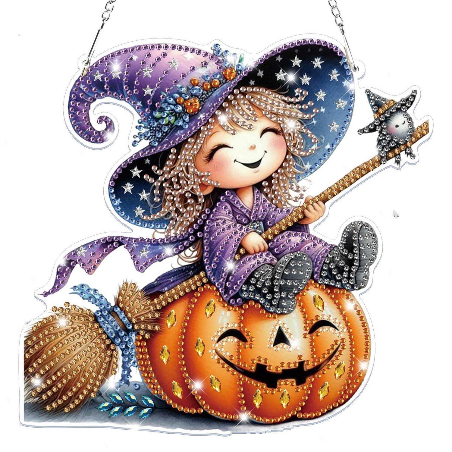 Süßes Hexenmädchen in einem lila Hut sitzt auf einem lachenden Kürbisgesicht und hält einen Zauberstab, mit funkelnden Halloween-Dekorations-Details.