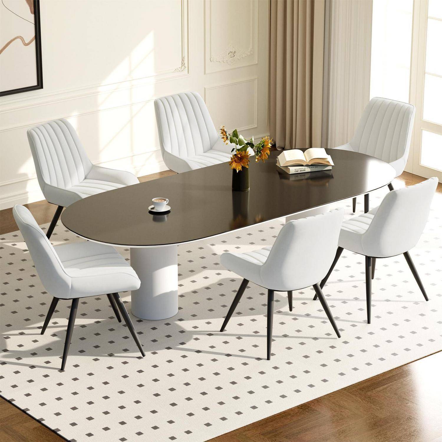 Modernes Esszimmer mit einem ovalen schwarzen Tisch, sechs weiß gepolsterten Stühlen, einem Buch, einer Tasse und einer Blumenvase auf einem gemusterten Teppich.