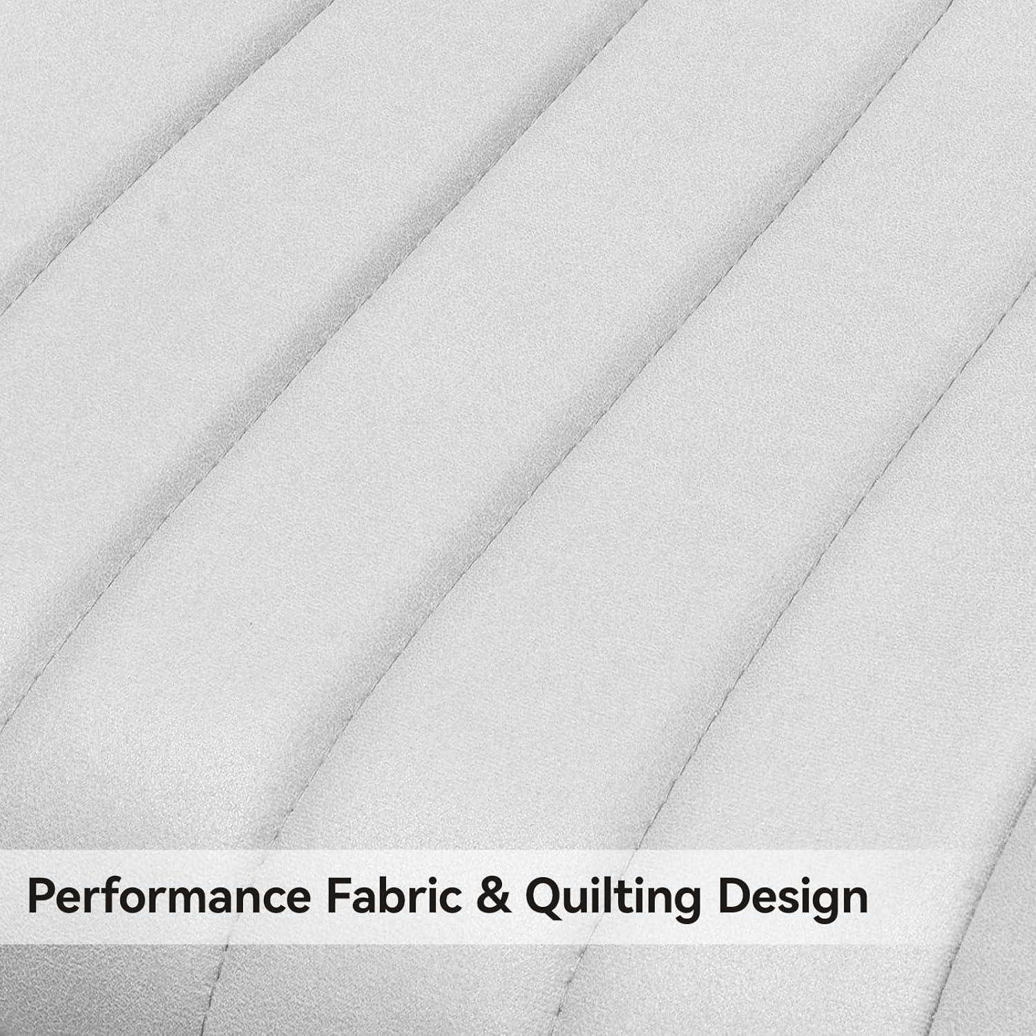 Leistungsstoff & Quilting-Design über einem hellgrauen gesteppten Stoffhintergrund mit diagonal gesteppten Rippen.