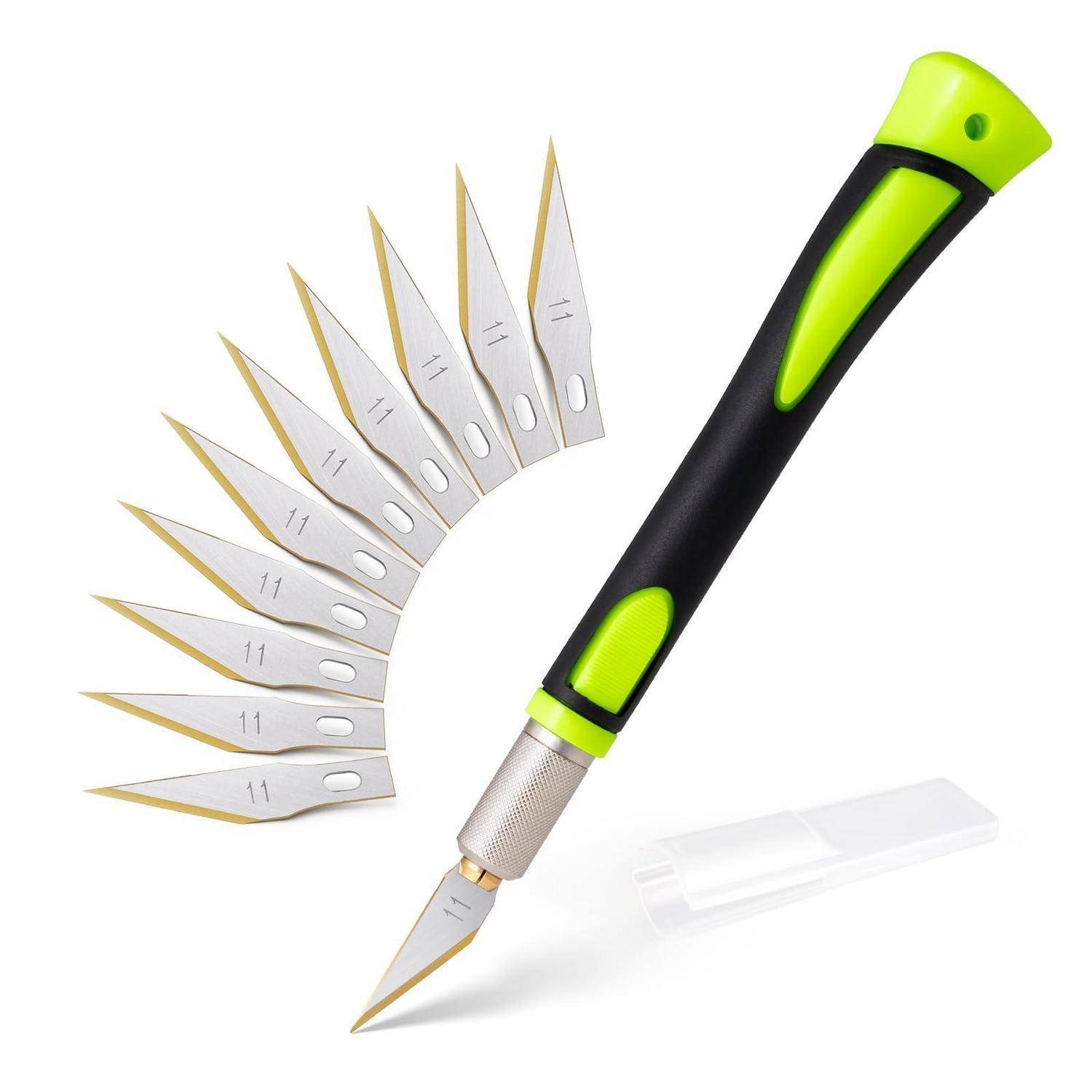 Handwerksmesser mit schwarzem und neongrünem Griff, angezeigt mit einem Fächer aus Ersatzklingen und einer Klingenschutzkappe auf weißem Hintergrund.