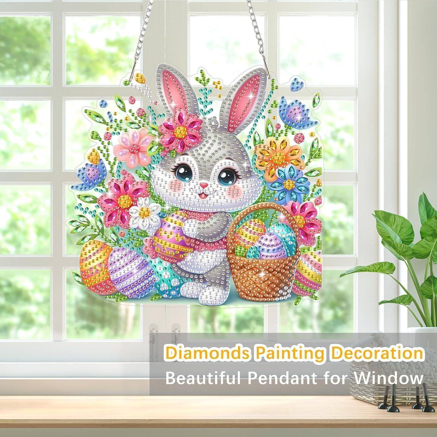 Buntes Kaninchen-Diamantmalerei-Fensteranhänger mit Blumen und Ostereiern; überlagert ist Text, der lautet „Diamonds Painting Decoration