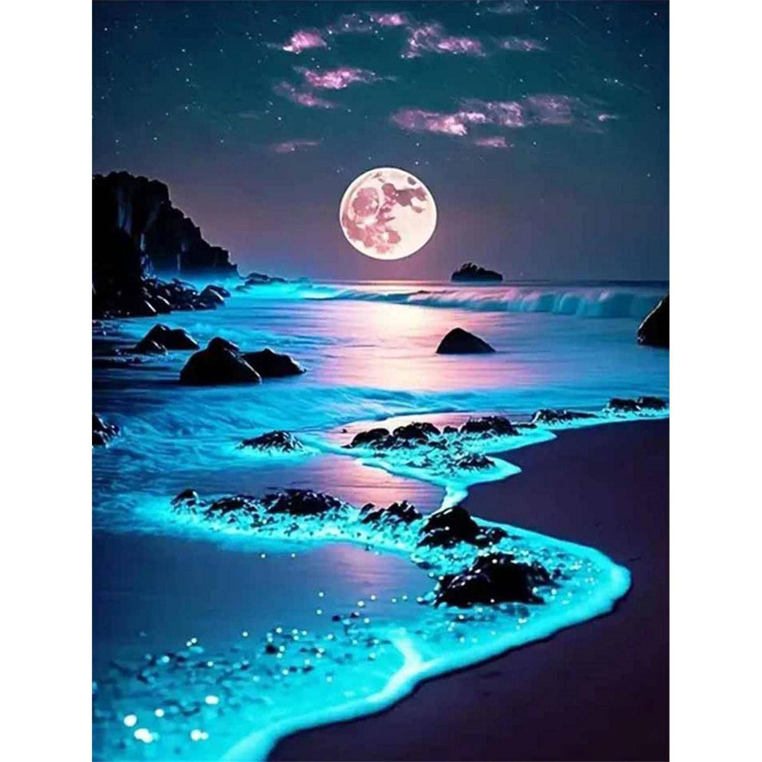 Mondbestramdter Strand mit leuchtend türkisfarbenen Wellen, die über Felsen schwappen, und eine dunkle Uferlinie unter einem Sternenhimmel in der Nacht.