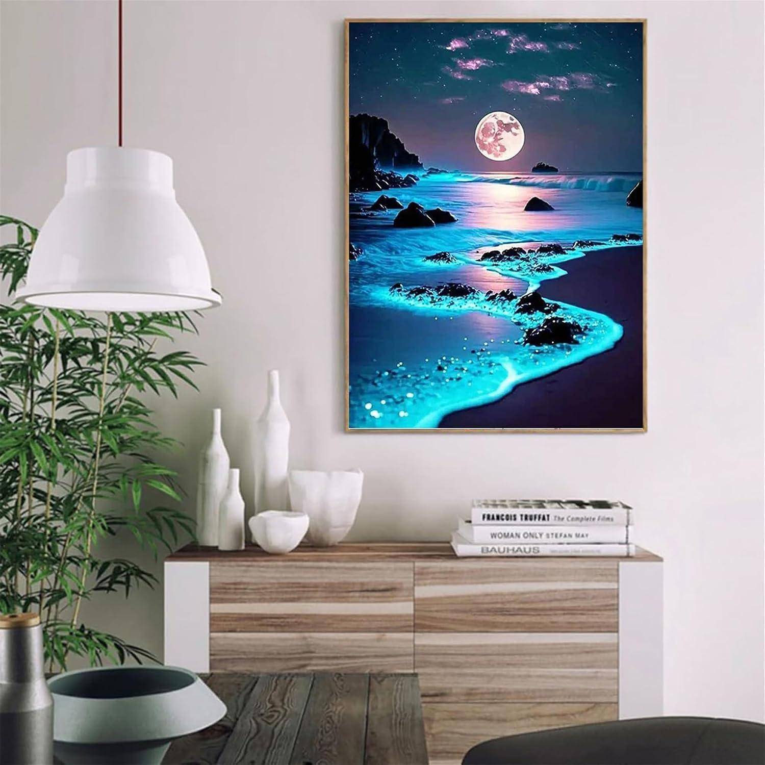 Wandkunst im Rahmen mit einem leuchtend blauen, mondbeglänzten Strand und Ozean über einem Sideboard in einem modernen Zimmer.