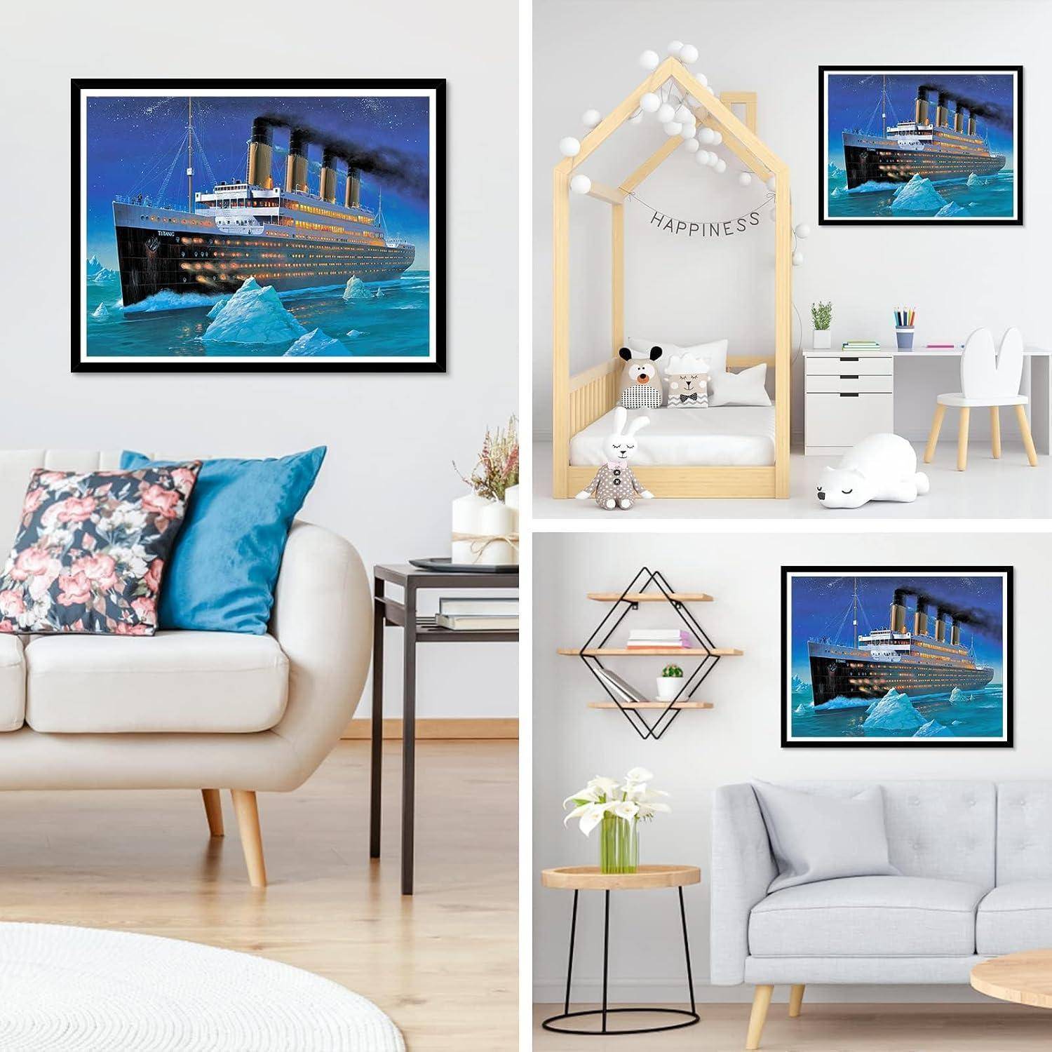 Collage eines Titanic-Schiff-Wandkunstdrucks, der in einem Wohnzimmer, Kinderzimmer und moderner Lounge ausgestellt ist, zeigt, wie das gerahmte Kunstwerk zu verschiedenen Innenräumen passt.
