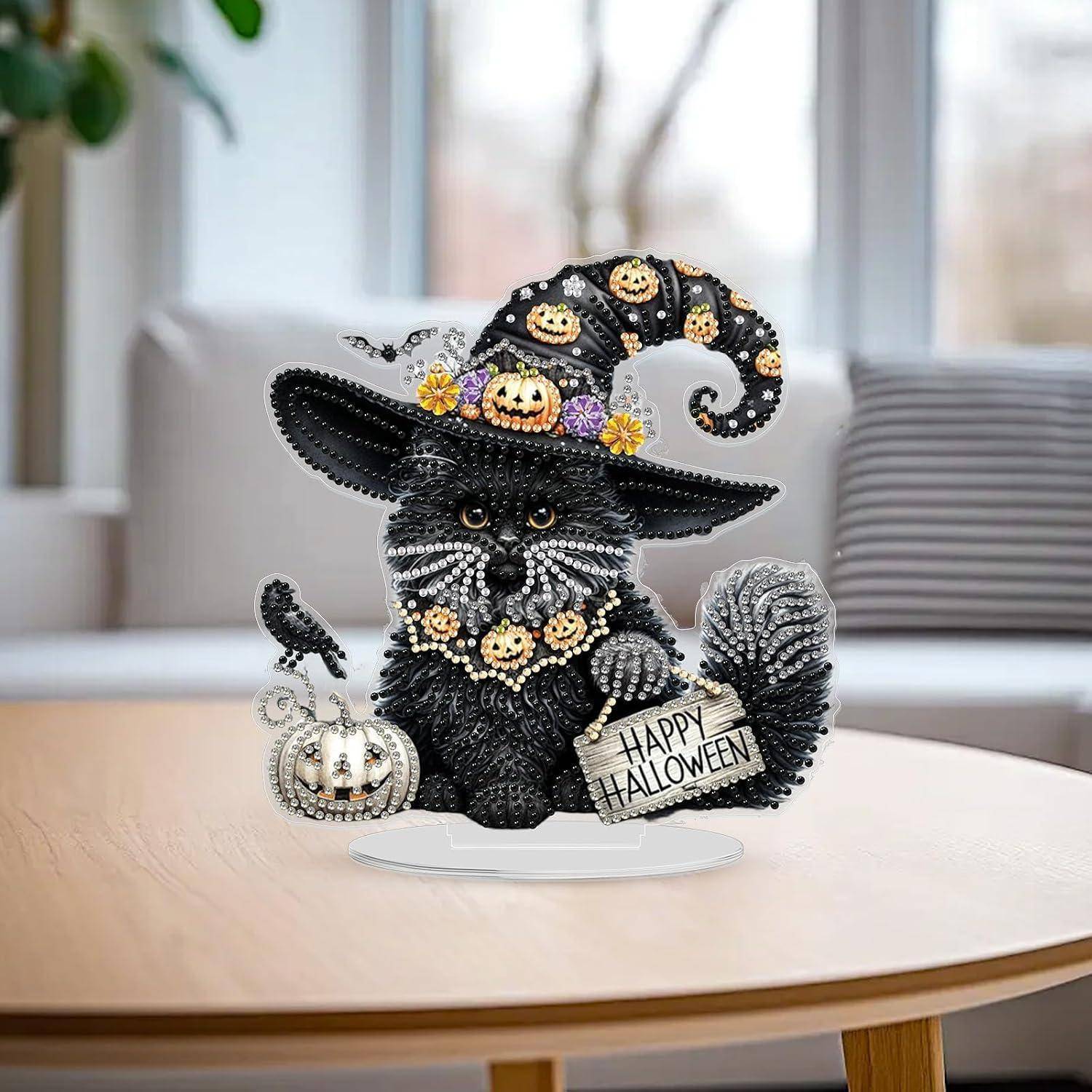 Dekorative Halloween-Figur eines schwarzen Hundes, der als Hexe verkleidet ist, mit Hut, Kürbissen und einem Schild mit der Aufschrift „HAPPY HALLOWEEN