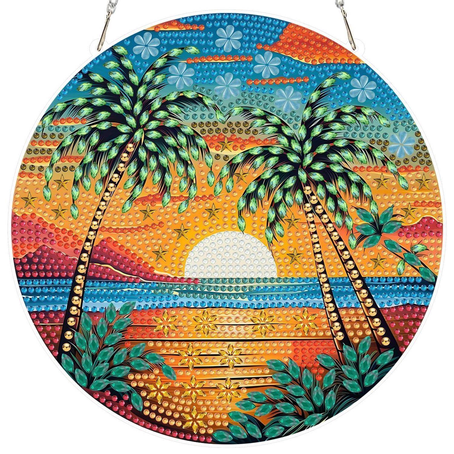 Rundes dekoratives Wandkunstwerk mit einem tropischen Sonnenuntergang mit Palmen, Ozean und Blüten in lebendigen, mosaikähnlichen Farben.