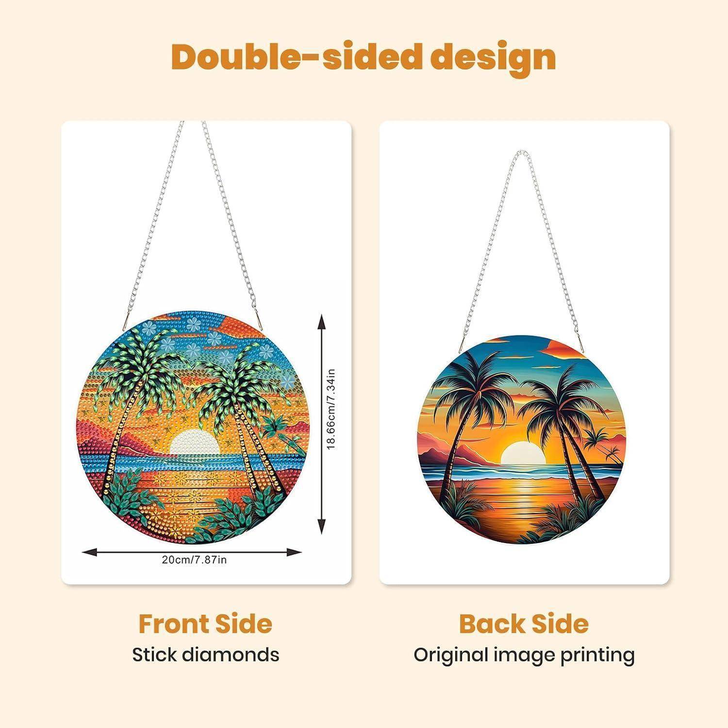 Produktmuster einer doppelseitigen runden Hängeschilds mit tropischem Sonnenuntergang-Palmenbaumdesign; Vorderseite ist Steckkaro, Rückseite ist bedrucktes Bild.
