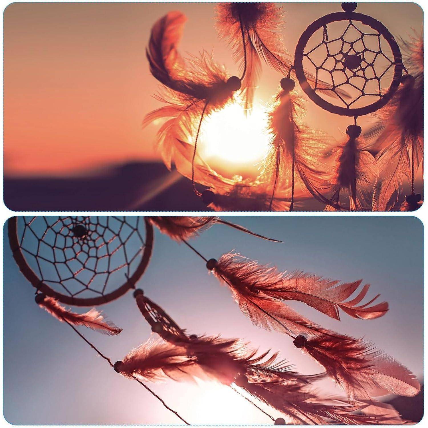 Zwei Fotos eines Traumfängers mit rosa Federn, die sich gegen einen Sonnenuntergangshimmel abheben, wobei die Sonne dahinter leuchtet.