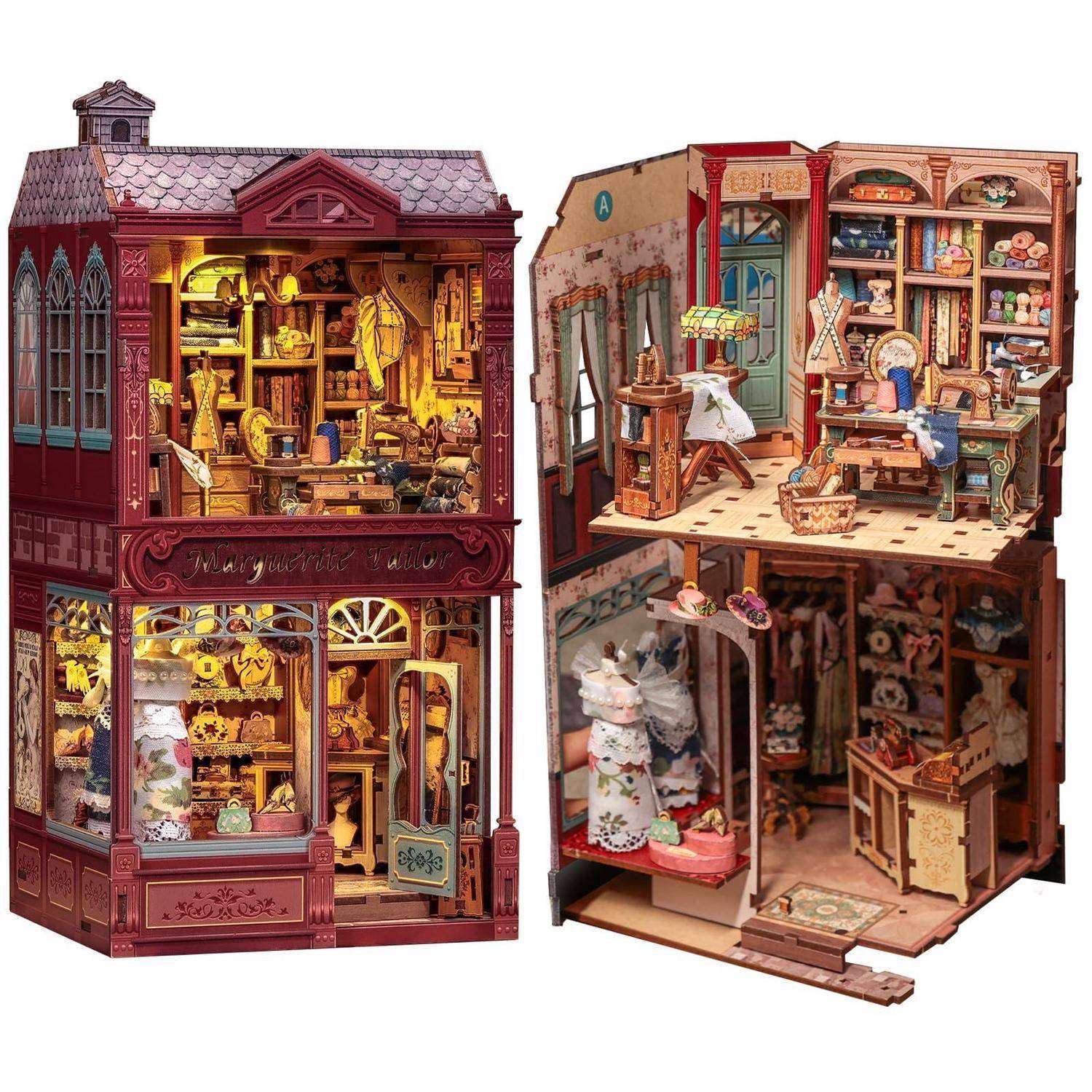 Zwei detaillierte Miniatur-Puppenhaushops mit offenen Fronten, die eingerichtete Innenräume zeigen, die mit winzigen Möbeln, Nähzubehör, Kleidung und dekorativen Gegenständen vollgepackt sind.
