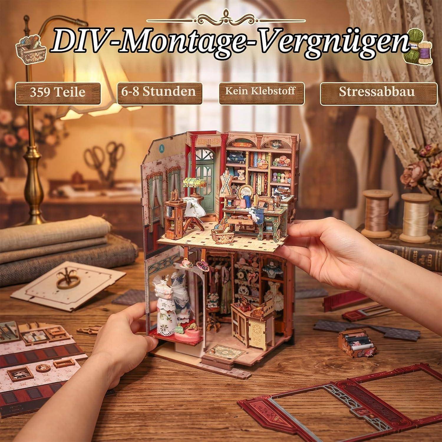Hände halten ein Minatur-DIY-Puppenhaus-Set auf einem Basteltisch, mit deutschem Text, der '359 Teile', '6-8 Stunden', 'Kein Klebstoff' und 'Stressabbau' bewirbt.