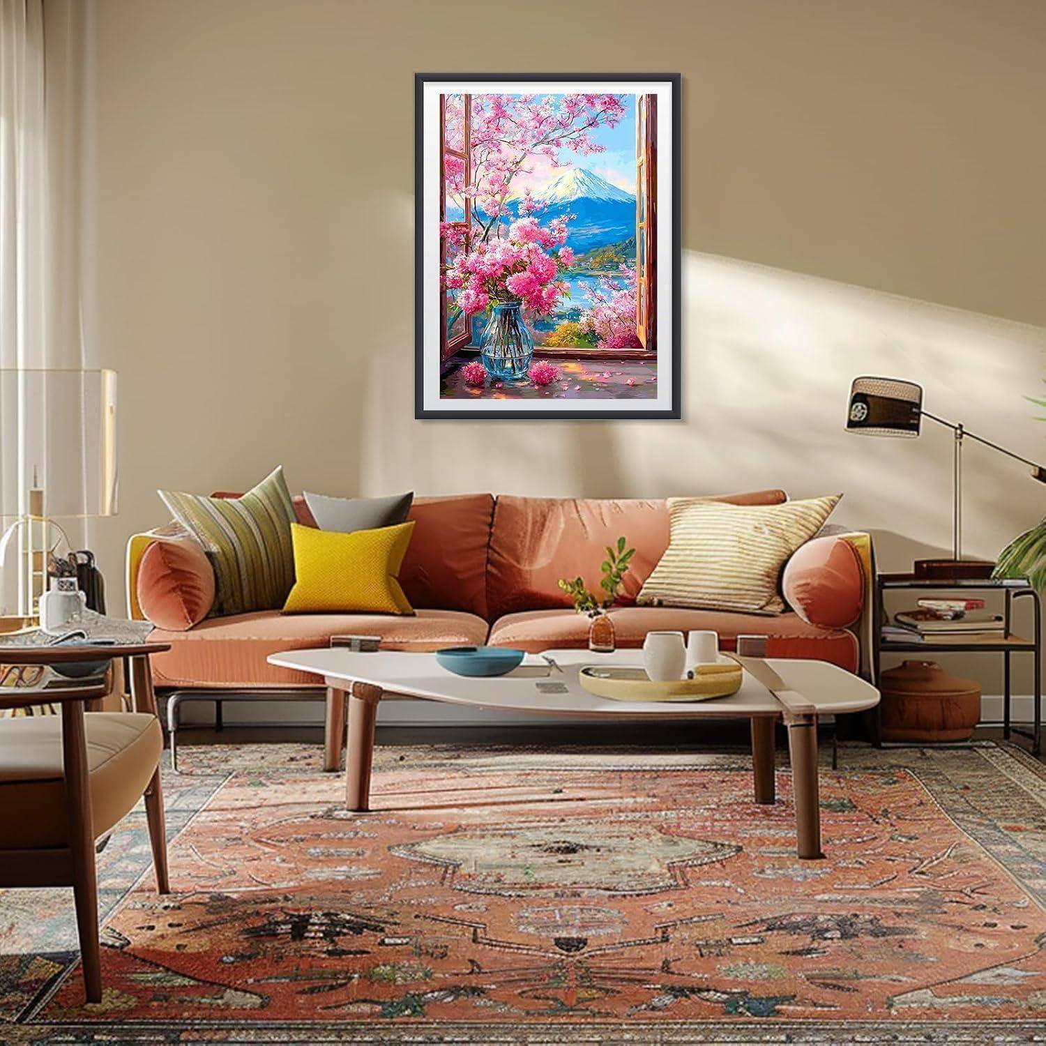 Helles Wohnzimmer mit einem Pfirsich-farbenen Sofa, Couchtisch, Lampe und gemustertem Teppich, zentriert auf einem gerahmten Blumenlandschaftsgemälde über dem Sofa.