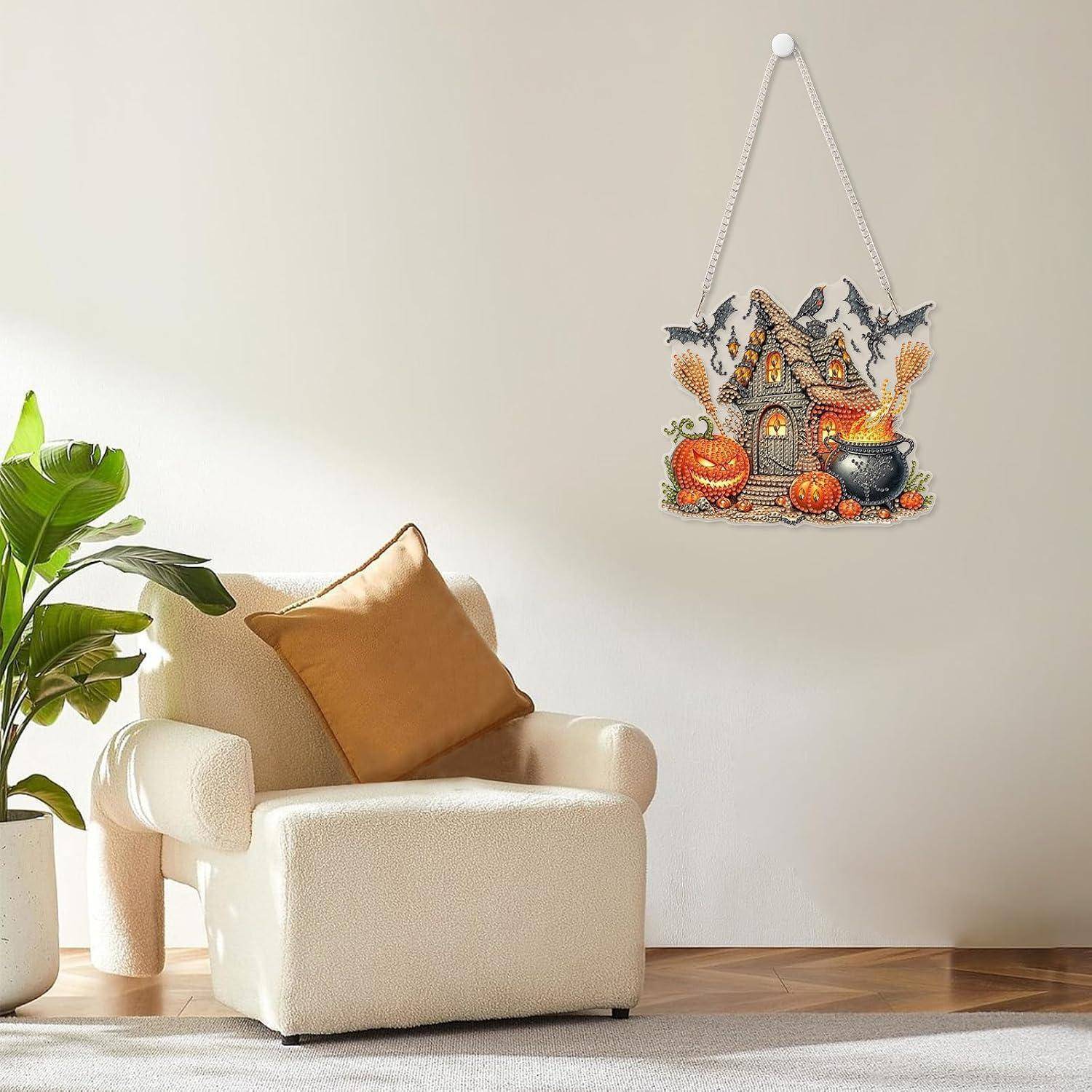 Ein cremefarbener Sessel in einem hellen Raum neben einer Topfpflanze, mit einer hängenden Halloween-Dekoration eines Spukhauses an der Wand.