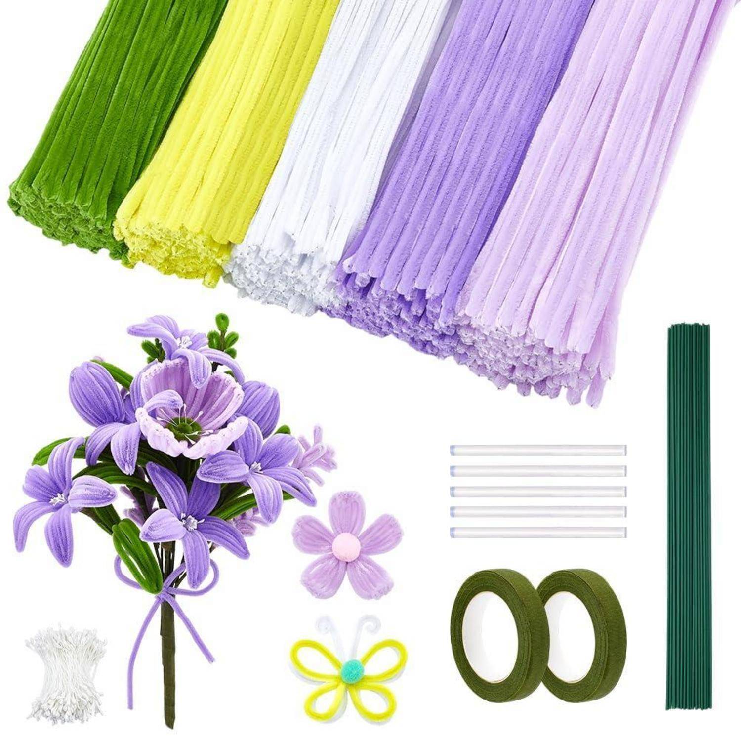Ballonblumenbastlungs-Set mit Bündeln von grünen, gelben, weißen und violetten Modellierbaллonen, plus ein Muster-Blumenstrauß aus violetten Blüten und Zubehör.