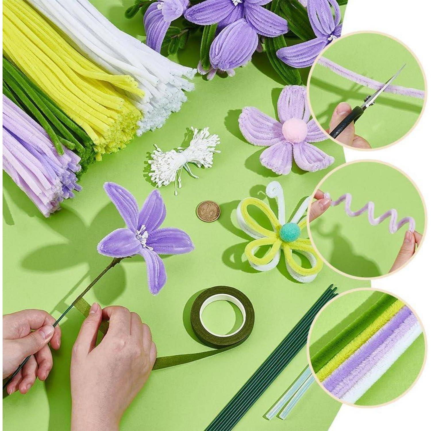 Hände, die bunte Pfeifenreiniger-Blumen auf einer grünen Oberfläche basteln, mit Nahaufnahmekreisen, die das Schneiden, Drehen und umwickelte Stiele zeigen.