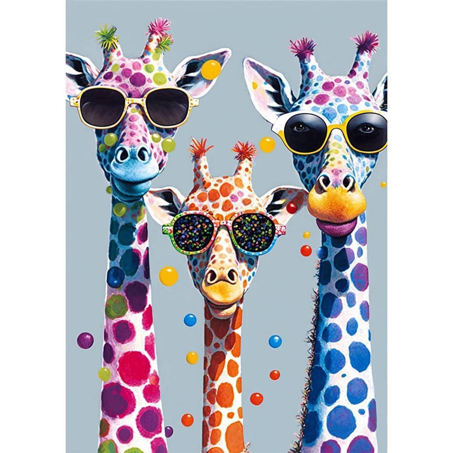 Drei farbenfrohe Giraffen mit Sonnenbrillen auf grauem Hintergrund, gestaltet als verspielte Illustration mit schwebenden farbigen Punkten.