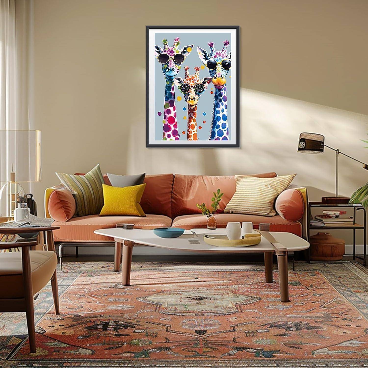 Ein modernes Wohnzimmer mit einem Pfirsich-farbenen Sofa, Couchtisch, gemustertem Teppich und einem gerahmten bunten Giraffen-Druck an der Wand.