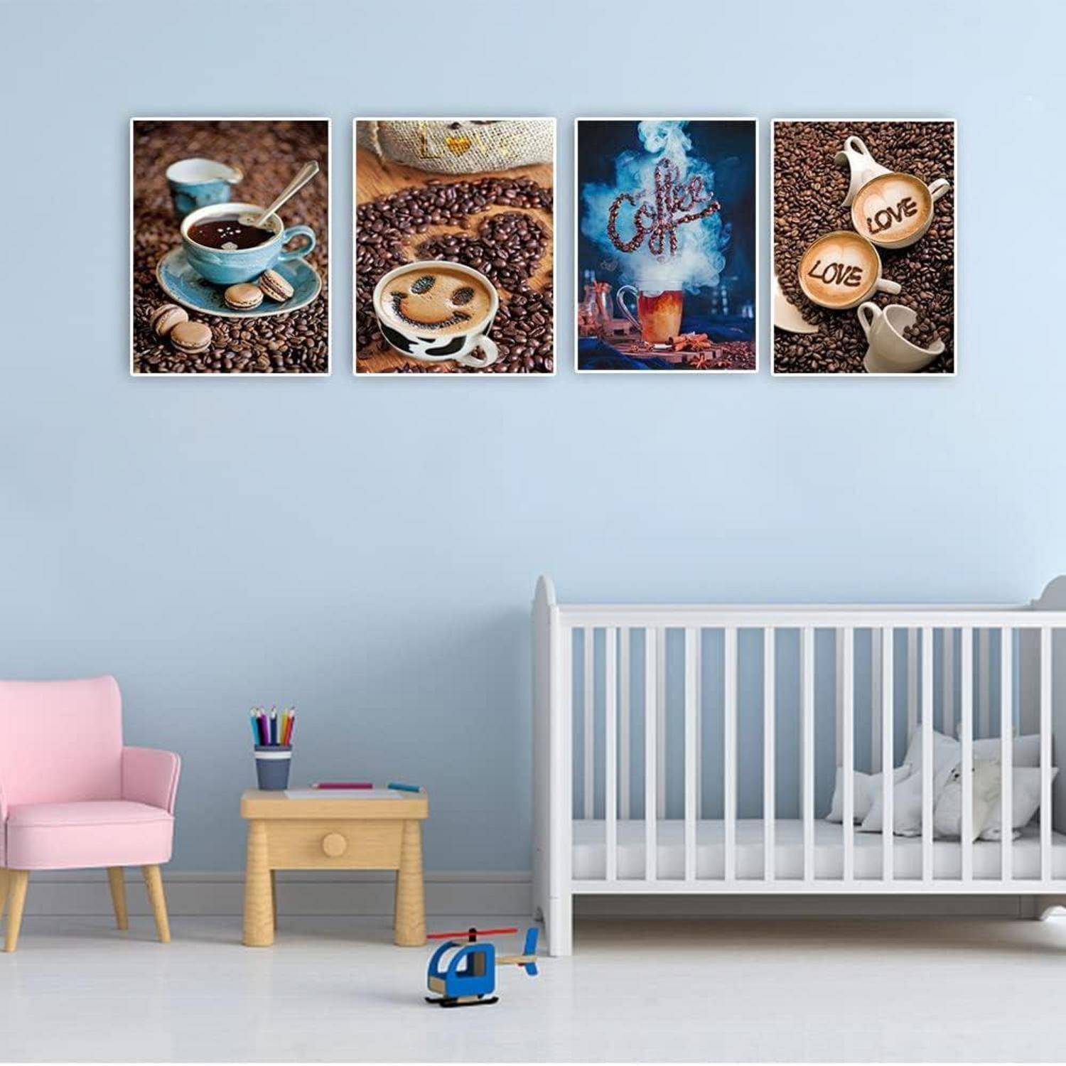 Ein Kinderzimmer mit einem weißen Gitterbett, einem rosa Stuhl, einem kleinen Tisch und einem Spielzeug auf dem Boden unter vier Wanddrucken mit Kaffee-Motiven.