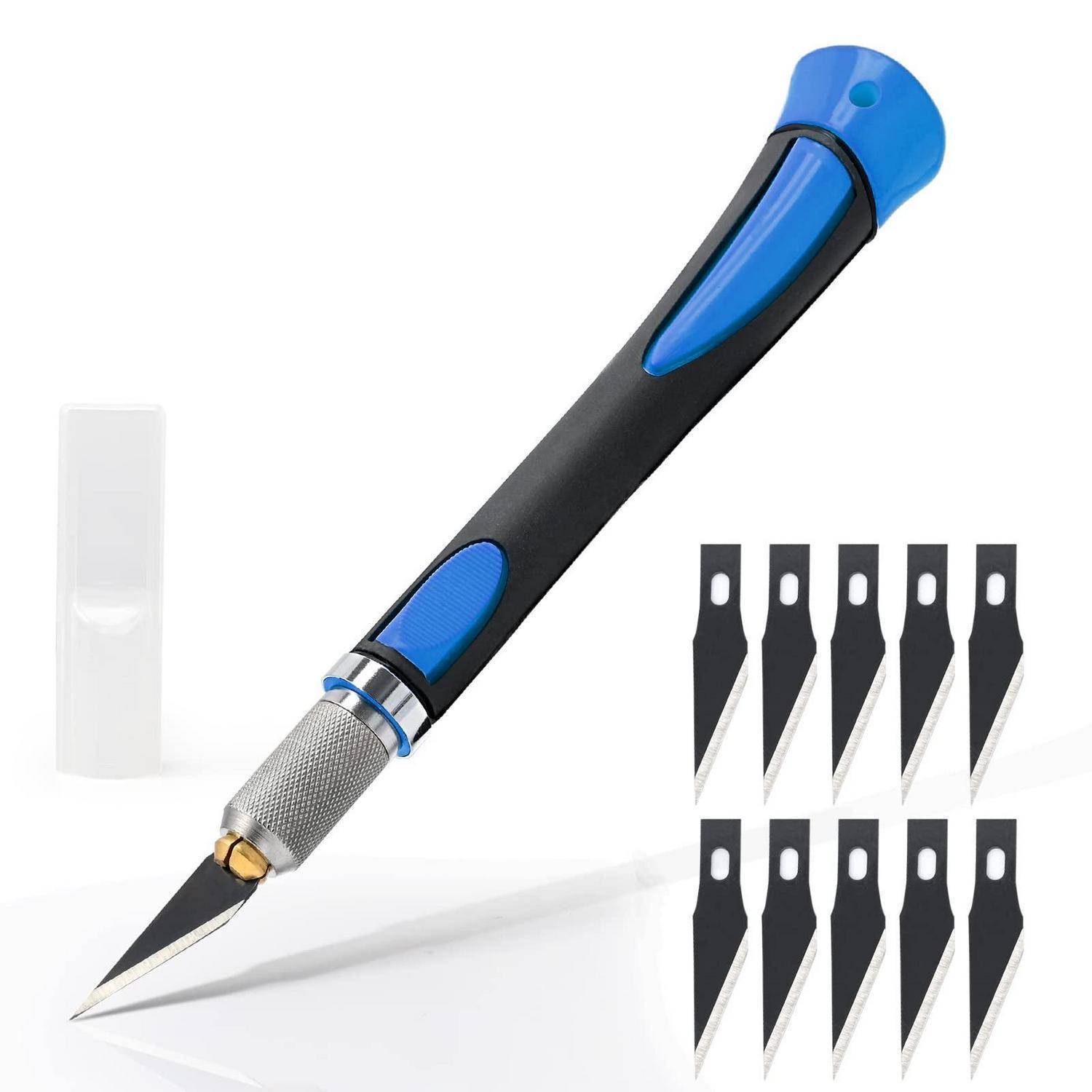 Blau-schwarzes Universalmesser mit abgewinkelter Klinge, gezeigt mit einer Kunststoff-Klingenschutzkappe und 10 Ersatzklingen.