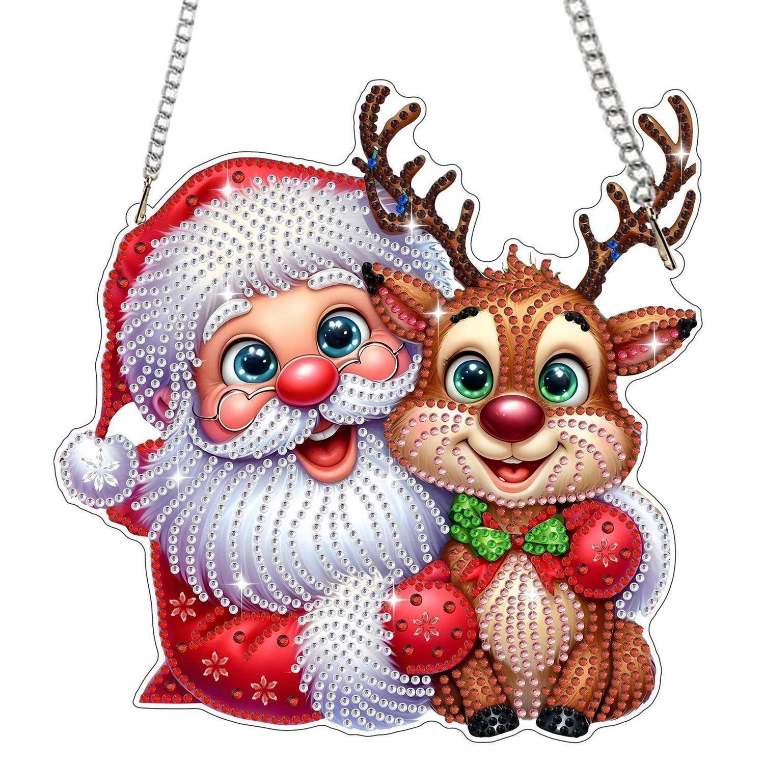 Ein Weihnachtsmann- und Rentier-Ornament mit funkelnden, edelsteinähnlichen Details, die lächelnd nebeneinander an Ketten hängend angebracht sind.