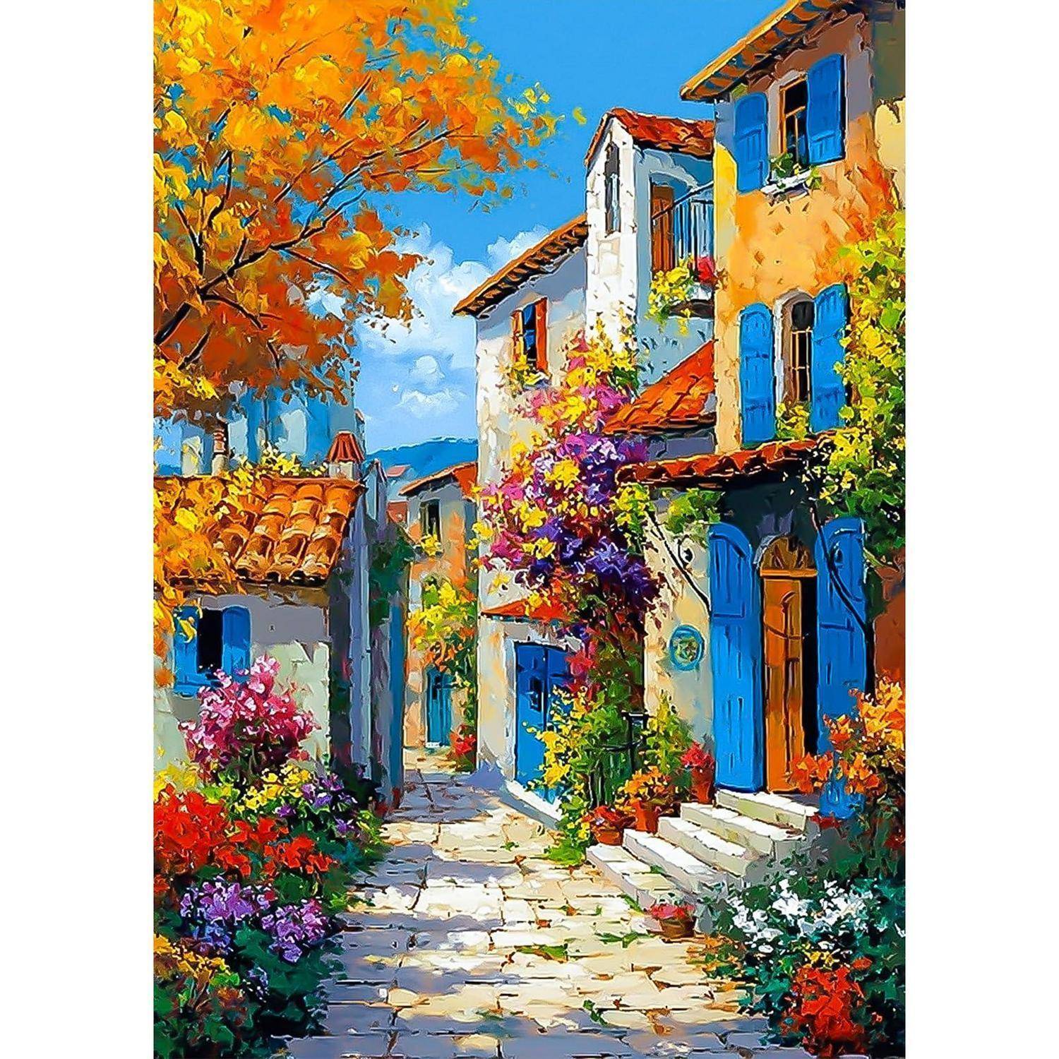 Bunte bemalte Dorfstraße mit weißen Häusern, blauen Fensterläden, blumigen Balkonen und Herbstbäumen entlang eines Steinweges.