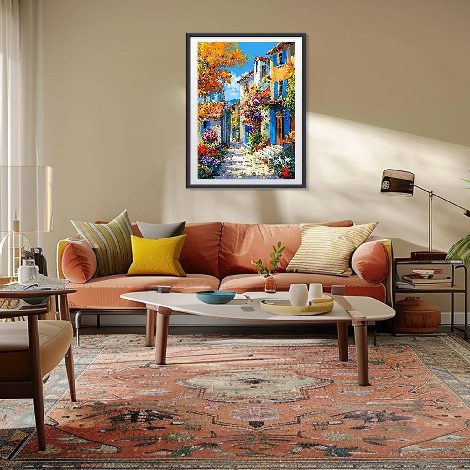 Modernes Wohnzimmer mit Pfirsich-farbenem Sofa, Couchtisch, gemustertem Teppich, Stehleuchte und gerahmtem farbenfrohem Straßenszenen-Gemälde an der Wand.