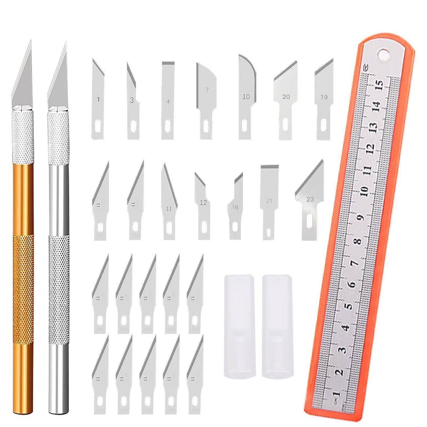 Handwerksmesser mit vielen austauschbaren Klingentypen, zwei Griffen, Klingenschutzkappen und einem 15-cm-Lineal zur Größenvergleich angezeigt.
