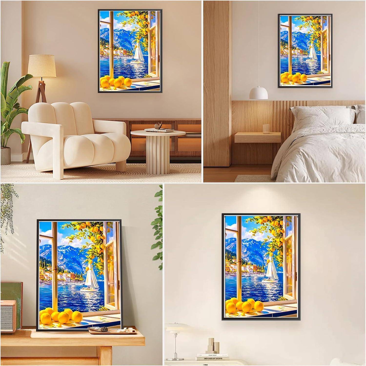 Collage von gerahmten Wandbildern, die einen offenen Fensterblick auf ein Segelboot auf blauem Wasser mit Bergen und gelbem Obst zeigen, ausgestellt in Wohnzimmer- und Schlafzimmerinnenräumen.