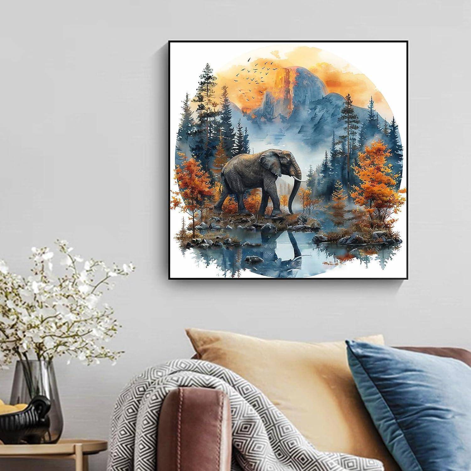 Gerahmtes Elefanten-Landschaftsbild über einem Sofa in einem modernen Wohnzimmer, mit Herbstbäumen, Bergen und einer Spiegelung im Wasser.