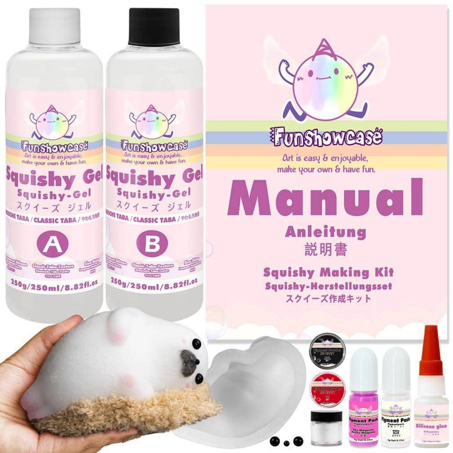 Squishy Showcase Quetschie-Herstellungsset mit zwei Gelflaschen, Anleitung, Formen, Dekorationen und einer Hand, die ein fertig gestelltes Quetschie-Spielzeug hält.