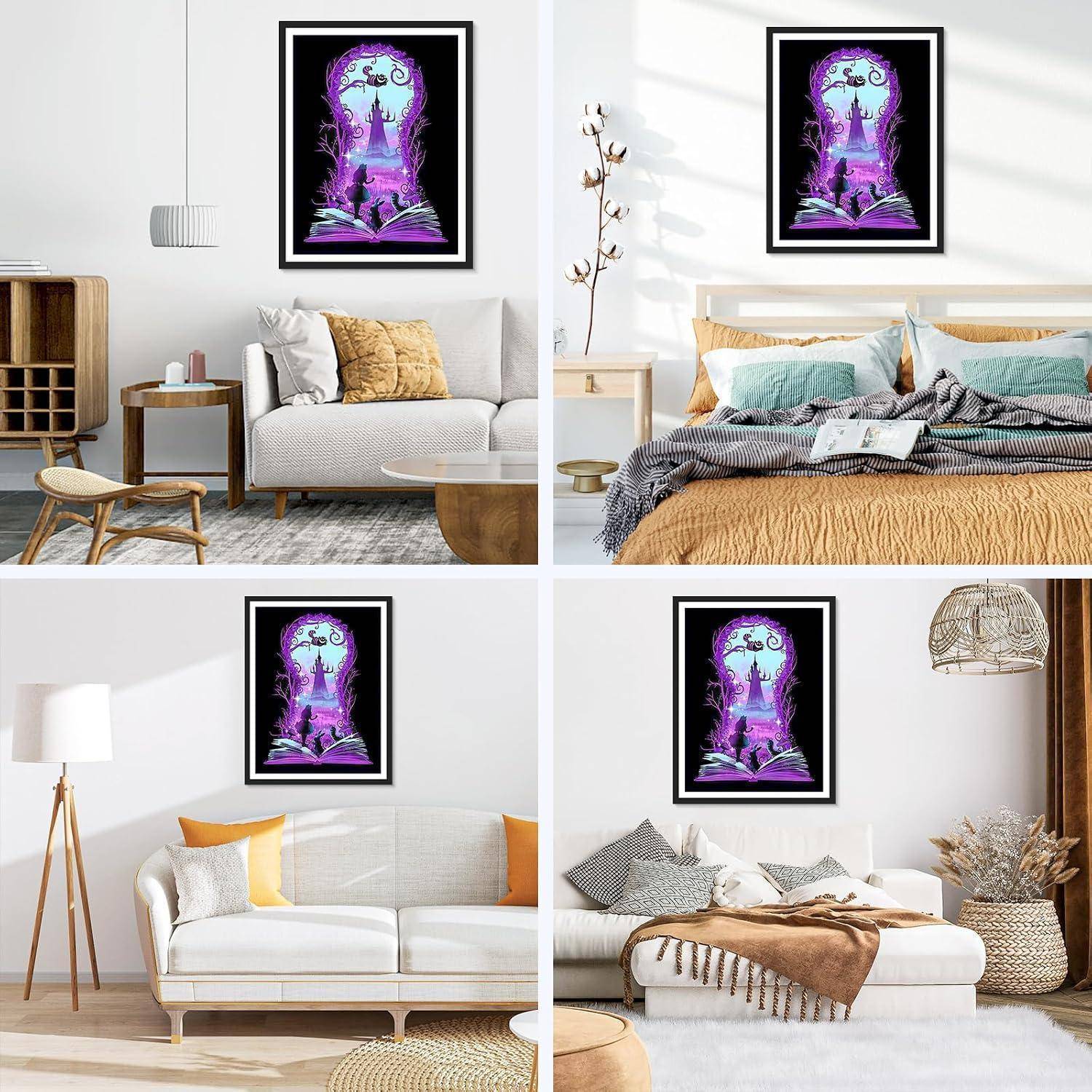 Vier Rauminterieur-Szenen mit einem gerahmten violetten Fantasy-Poster über einem Sofa oder Bett, das die Kunstwerk als Wanddekoration in verschiedenen Umgebungen zeigt.