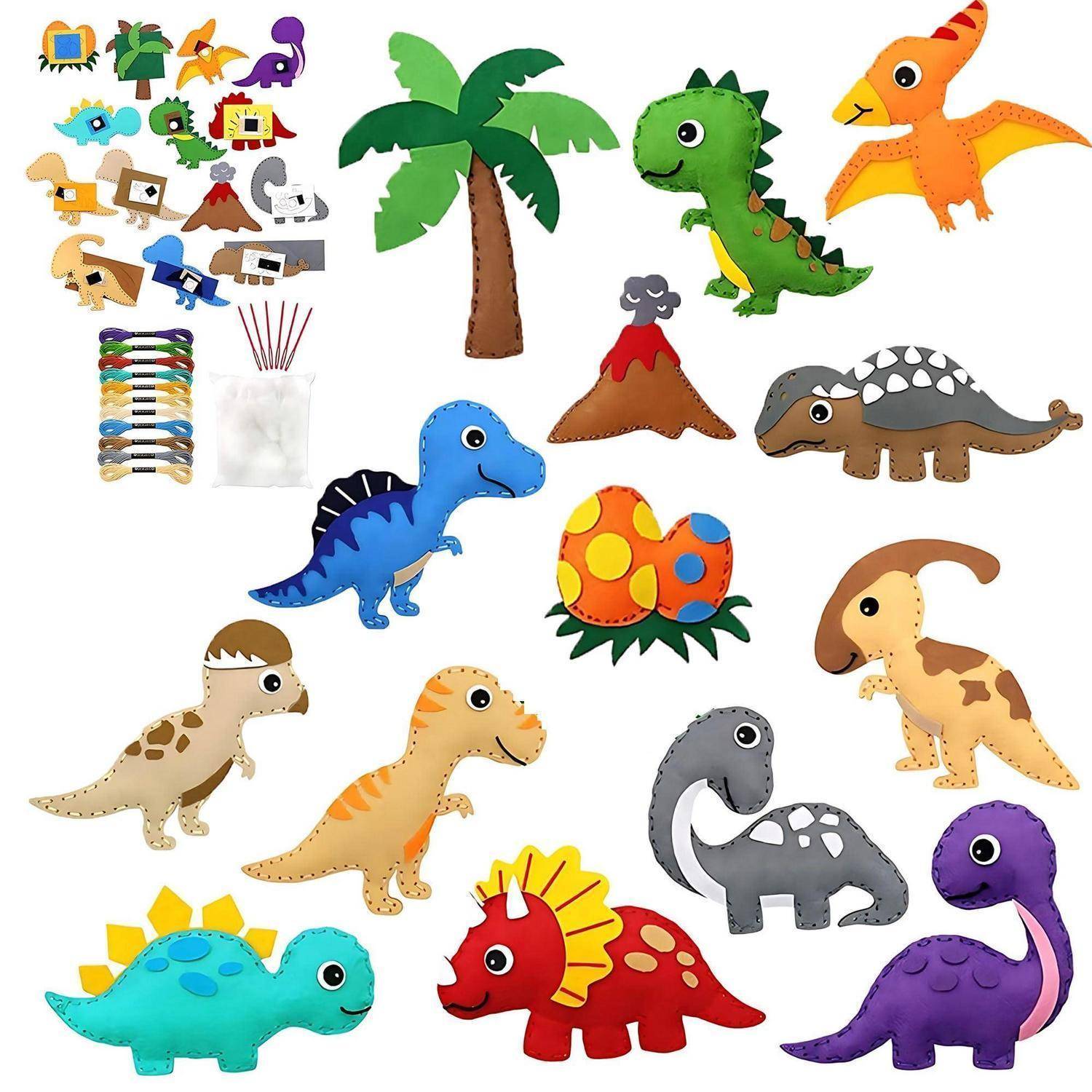 Assortierte handgefertigte Filzdinosaurier-Bastelelemente, bestehend aus mehreren Dinosauriern, einer Palme, einem Vulkan, Eiern und Nähzubehör auf weißem Hintergrund.