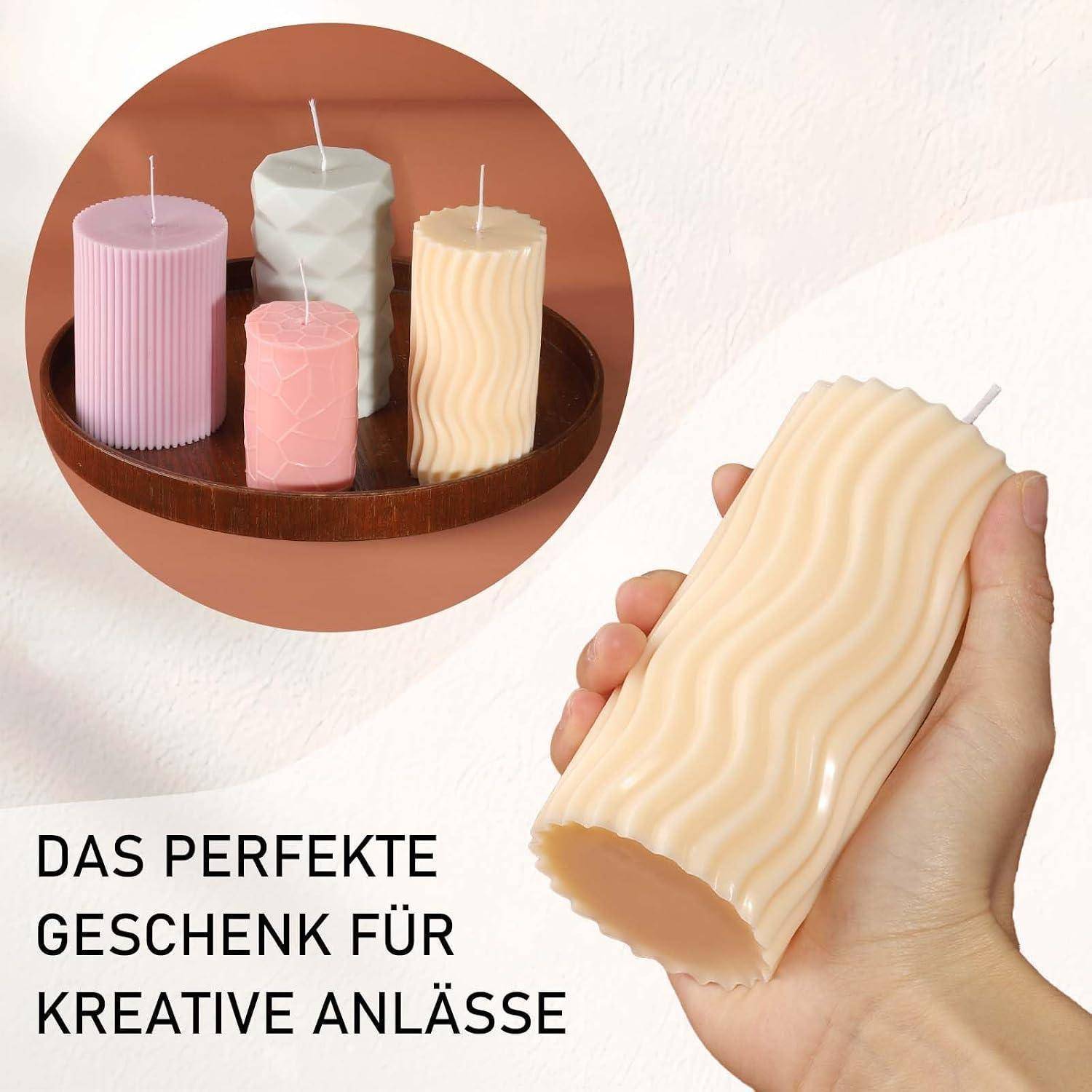 Das ist eine Werbeanzeige für dekorative Kerzen in Pastellfarben. Ein Foto zeigt eine Hand, die eine cremefarbene, gewellte Kerze hält. Der deutsche Text lautet: „DAS PERFEKTE GESCHENK FÜR KREATIVE ANLÄSSE