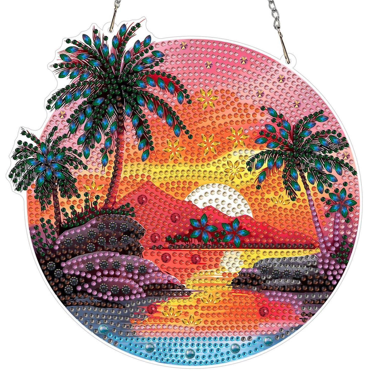 Kreisförmiges Diamond-Art-Wandbild, das eine tropische Sonnenuntergangs-Strandszene mit Palmen, farbenfrohem Himmel, Ozean und Felsen darstellt.
