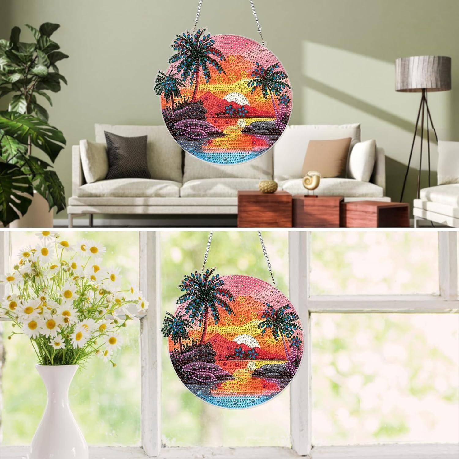 Dekorative runde Wandkunst aus Perlen mit einem farbenfrohen tropischen Sonnenuntergang, Palmen und Wasser, gezeigt hängend in einem Wohnzimmer und an einem Fenster.