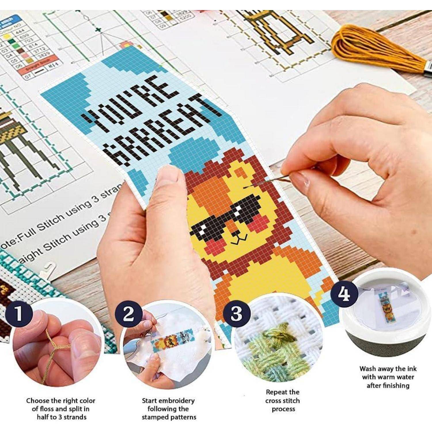 Hände besticken ein Pixel-Art-Lesezeichen mit der Aufschrift „YOUR DESIGN", mit Schrittanweisungen, die das Auswählen von Stickgarn, das Beginnen des Stickens, das Wiederholen von Stichen und das Auswaschen von Tinte zeigen.