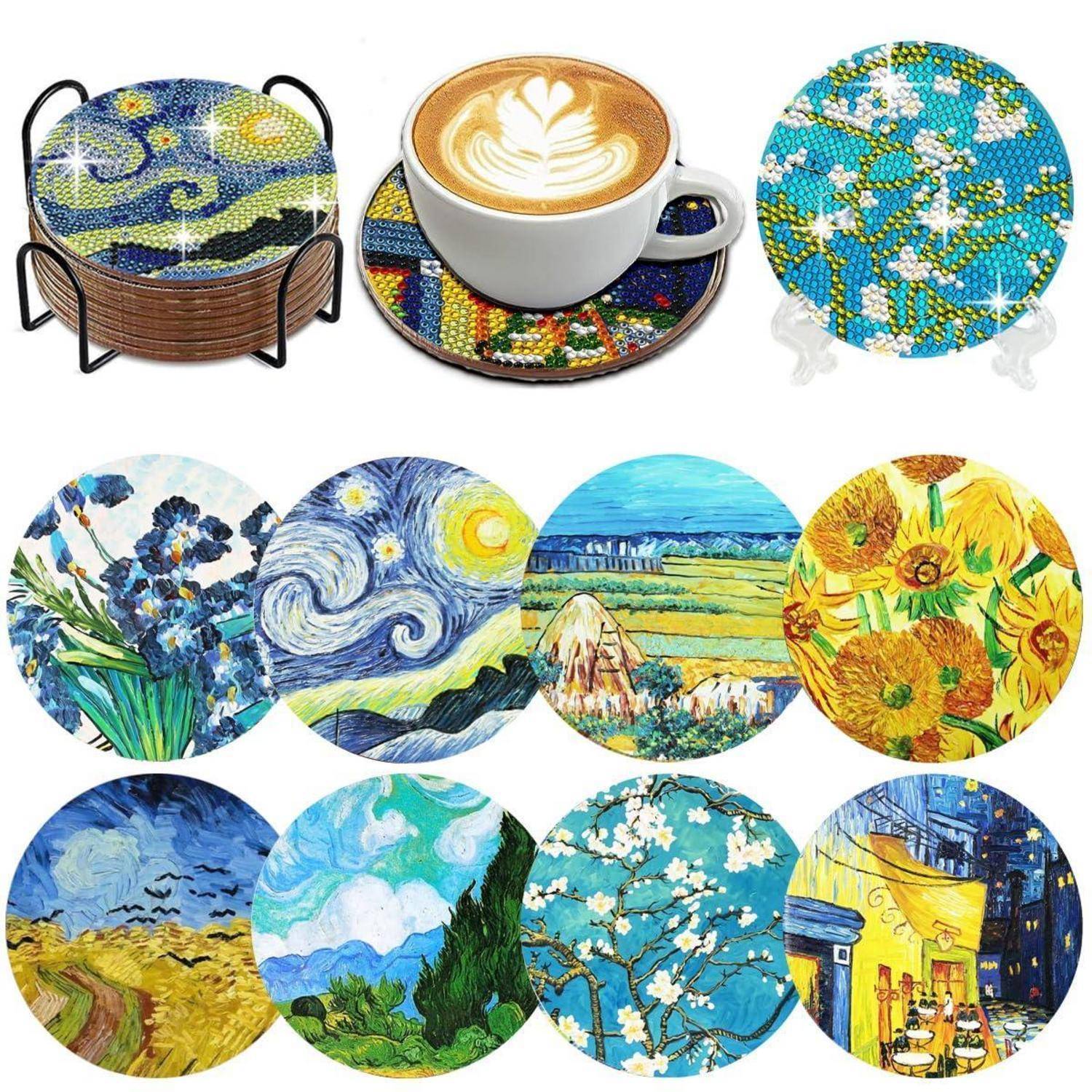 Assortierte runde Untersetzer mit farbenfrohen Kunstdrucken, einschließlich eines Lattes auf einem Untersetzer und mehreren Van-Gogh-ähnlichen Landschaften und Blumen.