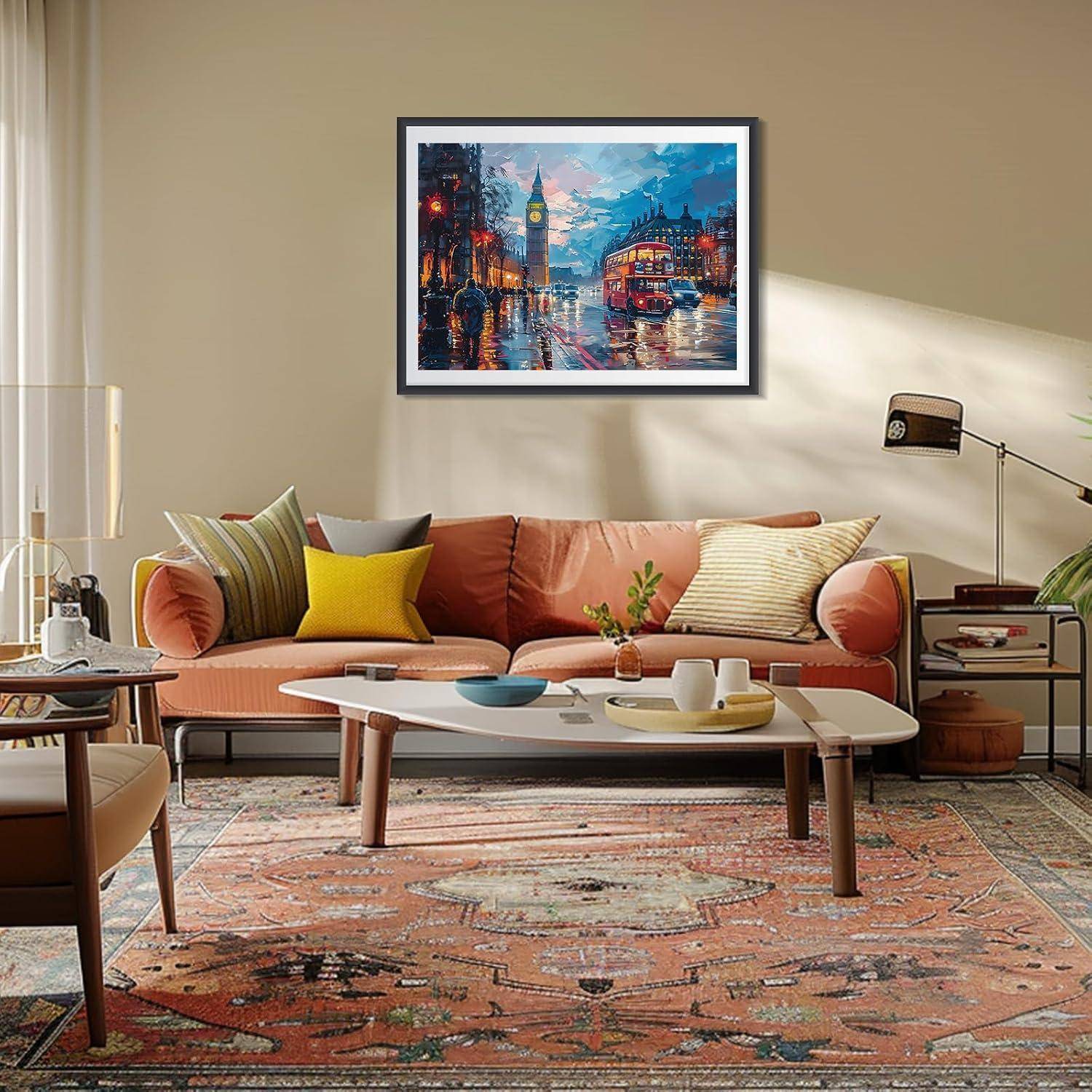 Modernes Wohnzimmer mit orangem Sofa, Couchtisch, gemustertem Teppich und gerahmtem Stadtbild-Druck über dem Sofa.
