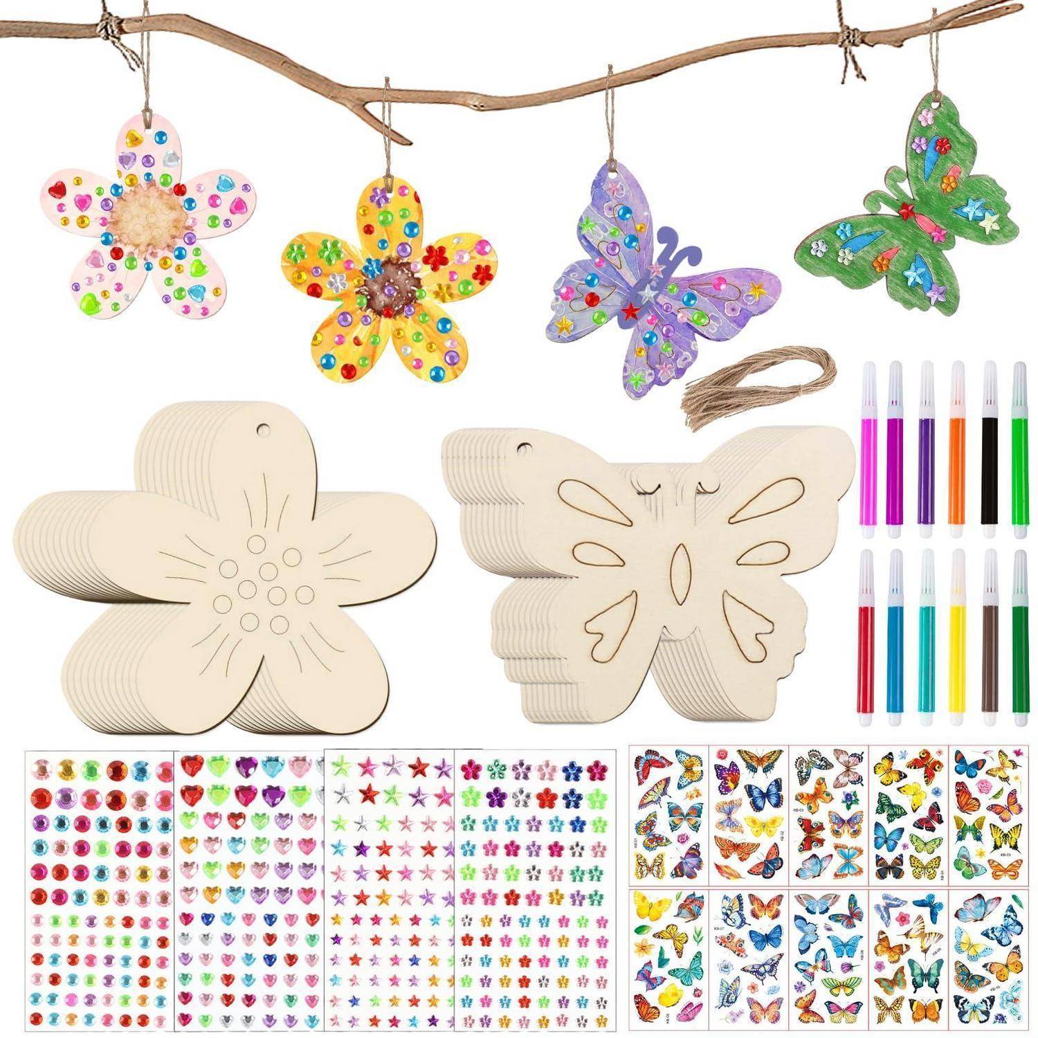 Schmetterings- und Blumenbastelset mit Holzausschnitten, Glittermarkern, Schnur, Glitzersteinaufklebern und beispielhaft dekorierten Ornamenten.