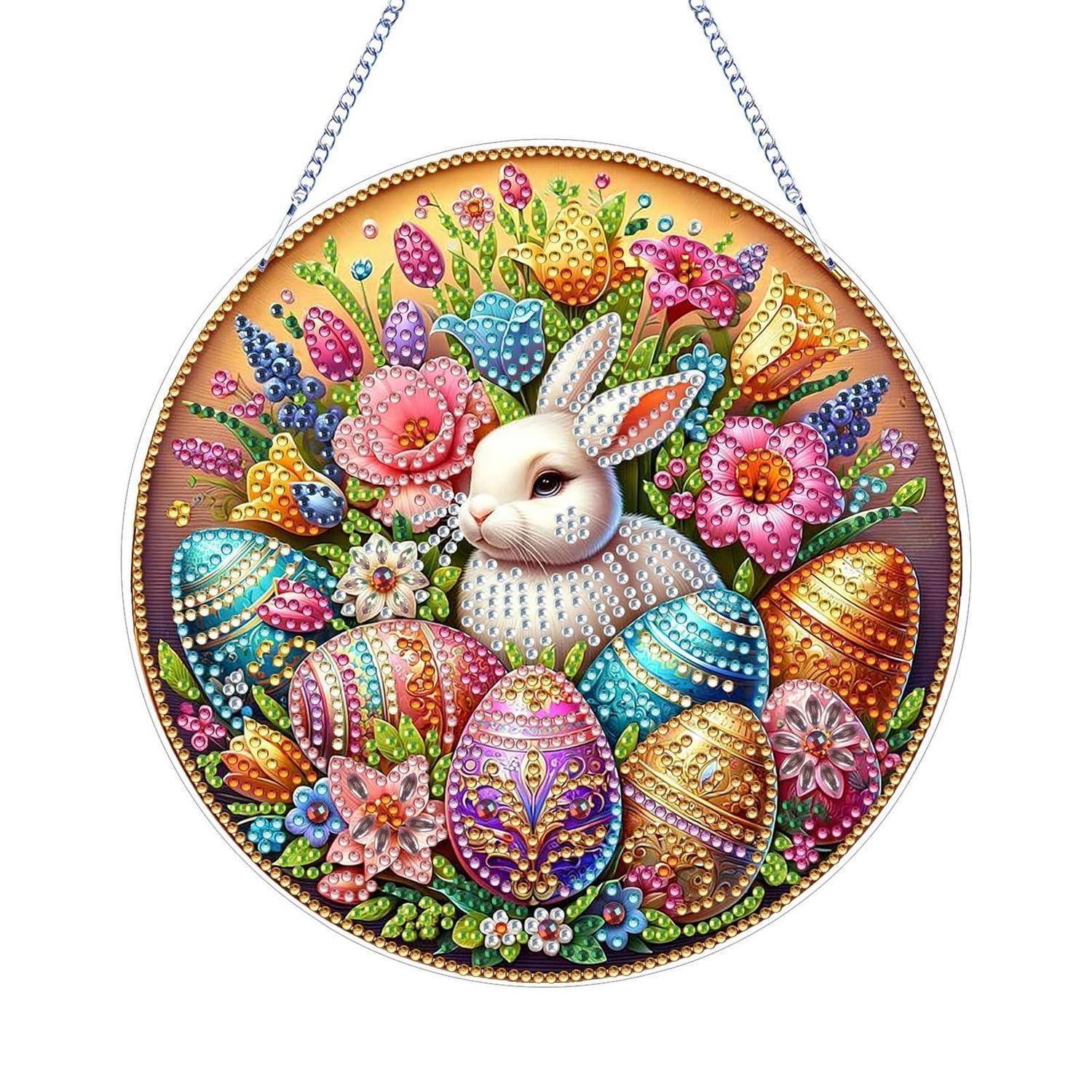 Dekorativer runder Anhänger mit einem weißen Kaninchen, umgeben von bunten Blumen mit Edelsteinen und gemusterten Ostereiern an einer Kette, auf weißem Hintergrund.