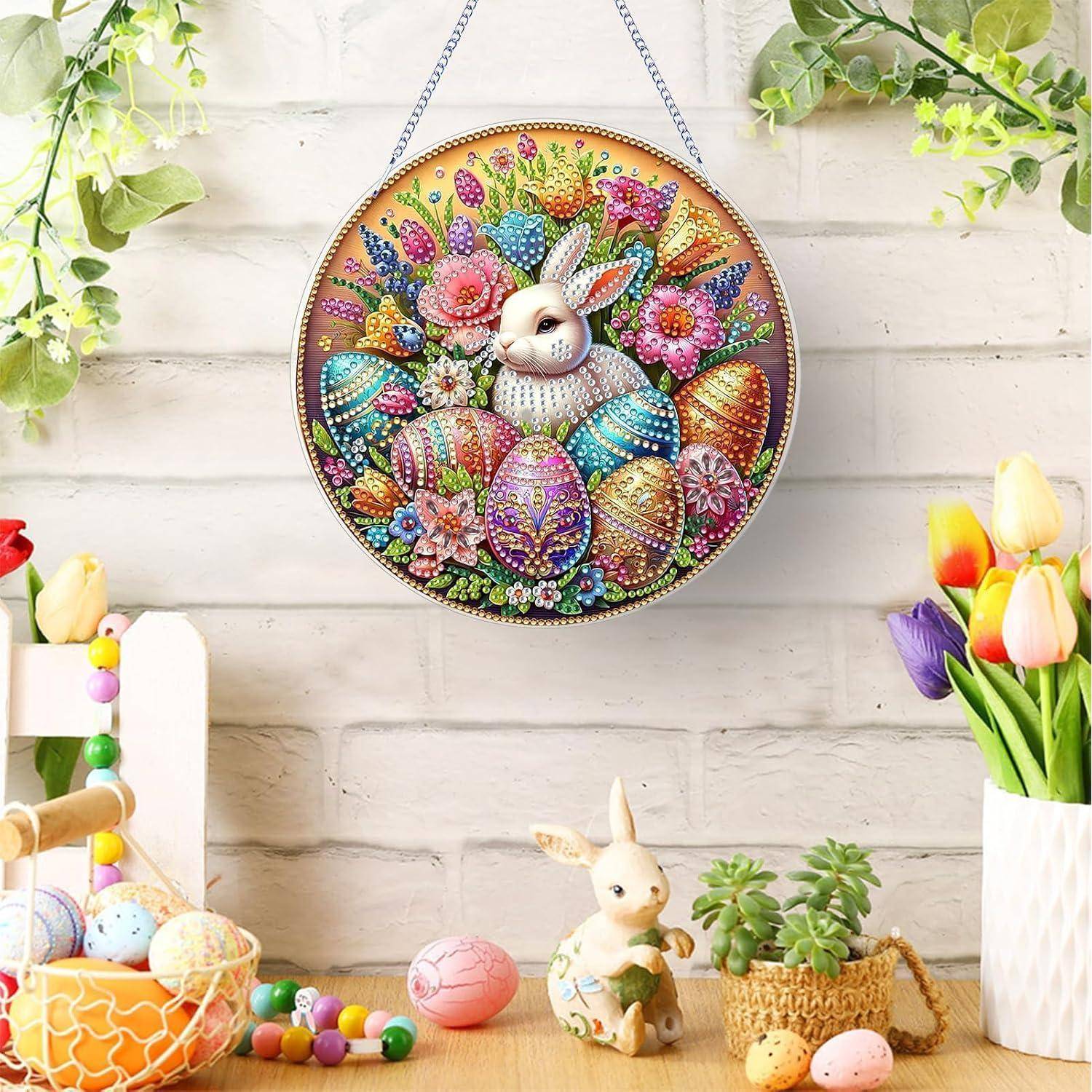 Bunte Oster-Wandkunst mit einem Hasen und bemalten Eiern, angebracht über einem frühlingsthematischen Tisch mit Tulpen, Kerzen und kleiner Hasen-Deko.