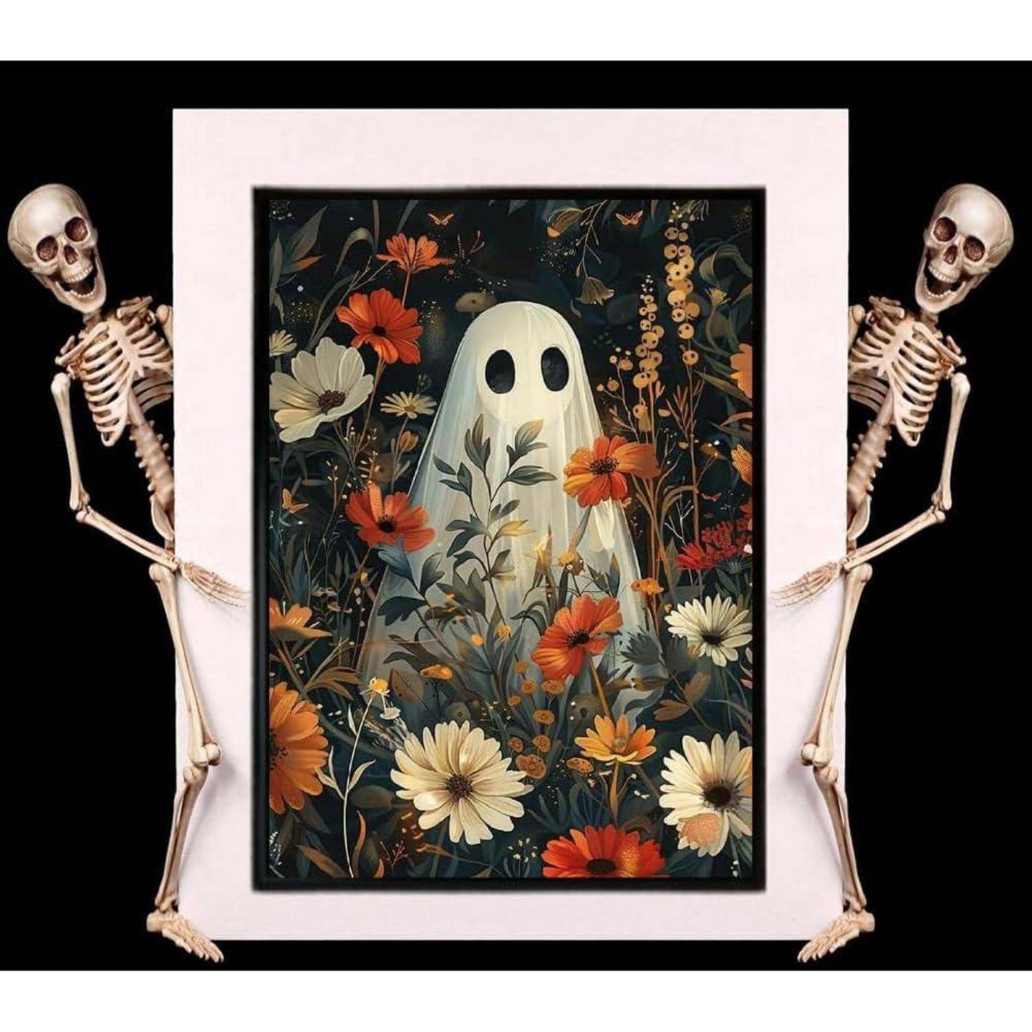 Zwei Skelette flankieren eine gerahmte Illustration eines Geistes zwischen Blumen auf schwarzem Hintergrund.
