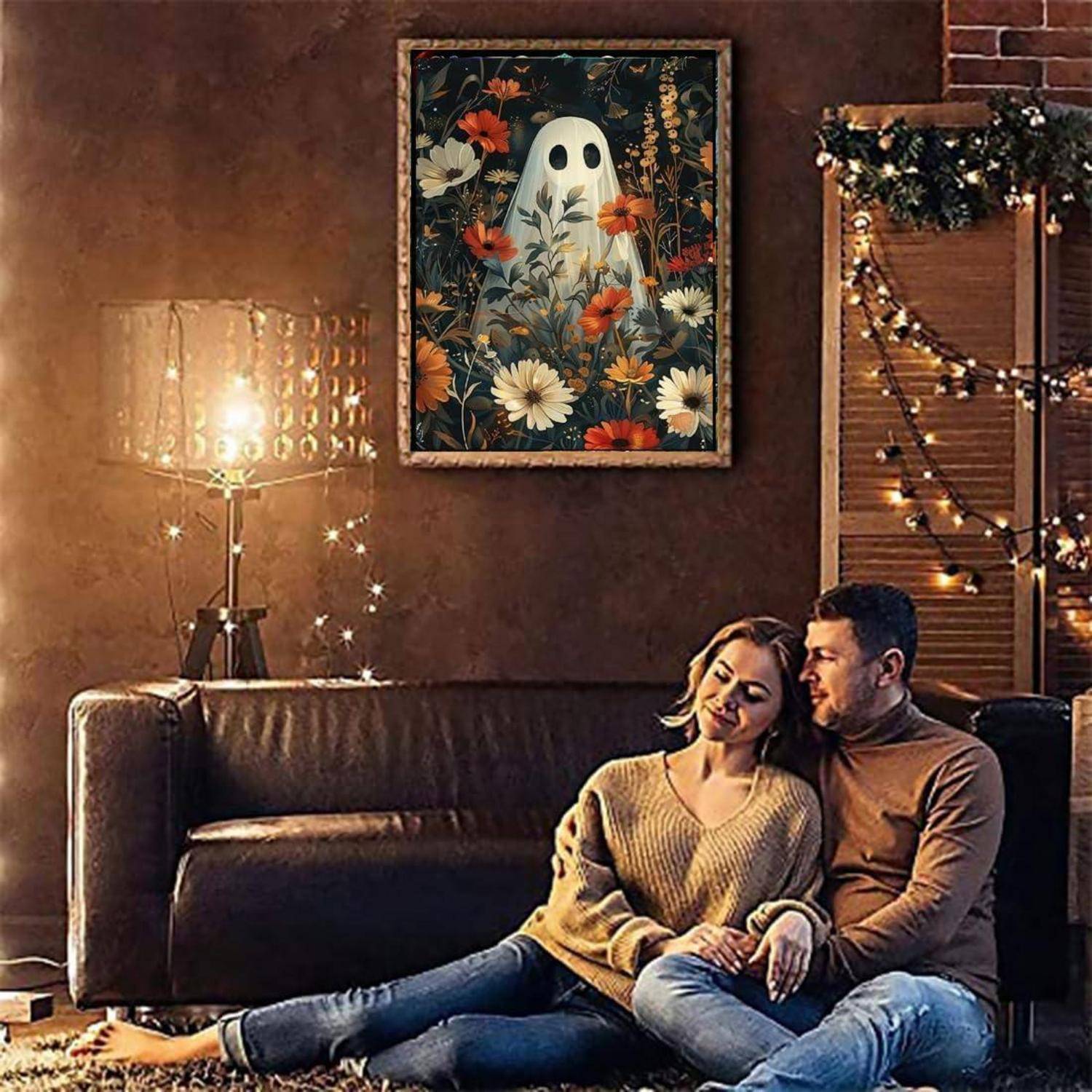 Ein Paar, das sich auf einem Sofa in einem gemütlichen, sanft beleuchteten Wohnzimmer mit Lichterketten und einem Halloween-Gespenster- und Blumen-Wandbild entspannt.