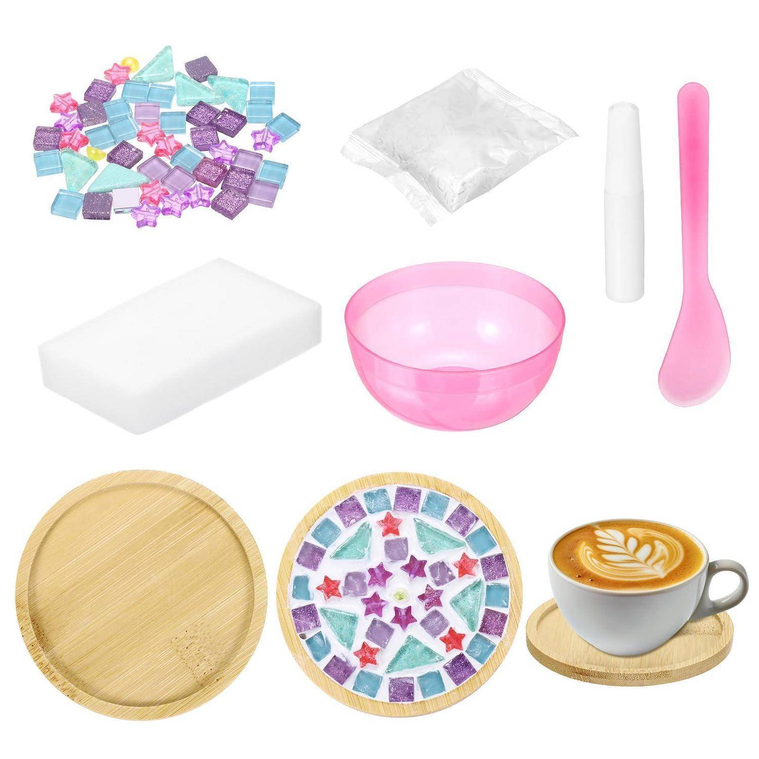 Komponenten und Beispiele für Mosaikbastelsets: farbige Glassplitter, Klebeschicht, Form, Schüssel, Werkzeug, Bambus-Untersetzer und ein fertiger Mosaikuntersetzer mit Kaffeetasse.
