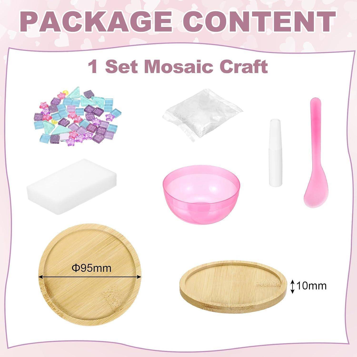 Packungsinhalt für ein Mosaik-Bastelset: bunte Mosaiksteine, Klebstofffolie, Schaumstoffblock, rosa Schale, Klebestift, rosa Werkzeug und zwei Holztabletts mit Beschriftung 95 mm und 10 mm.