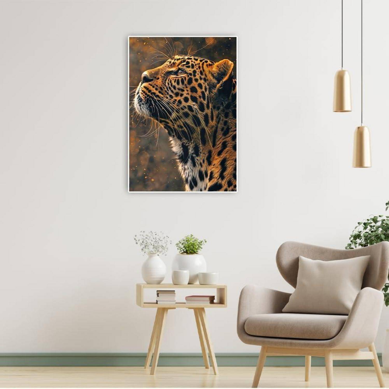 Gerahmtes Leopardenporträt an einer weißen Wand über einem kleinen Tisch und Stuhl in einem modernen, minimalistischen Wohnzimmer.