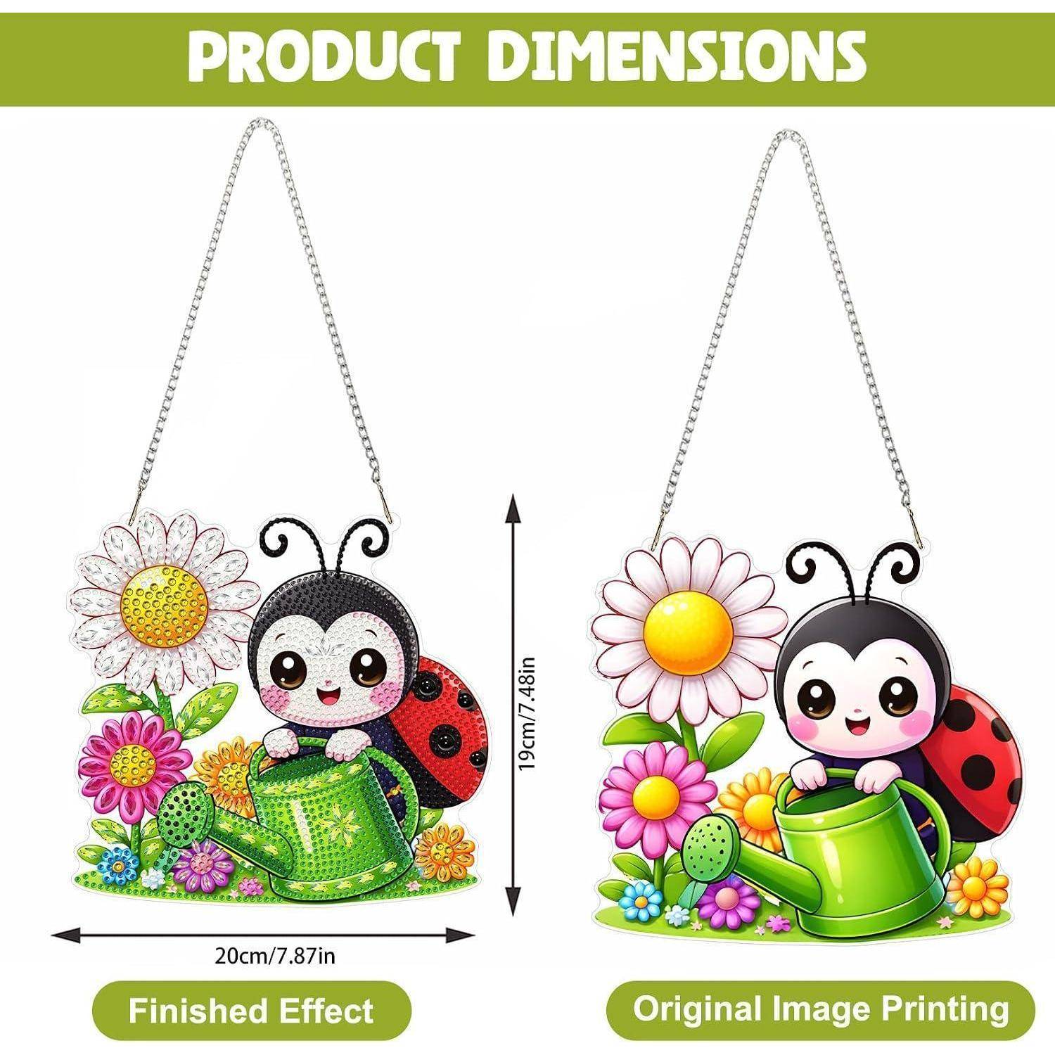 Produktabmessungsvergleich mit Fertigeffekt und Original-Bilddruck eines Marienkäfers, der in einer grünen Gießkanne mit Blumen sitzt; Größe gekennzeichnet mit 20 cm/7,87 Zoll Breite und 19 cm/7,48 Zoll Höhe.