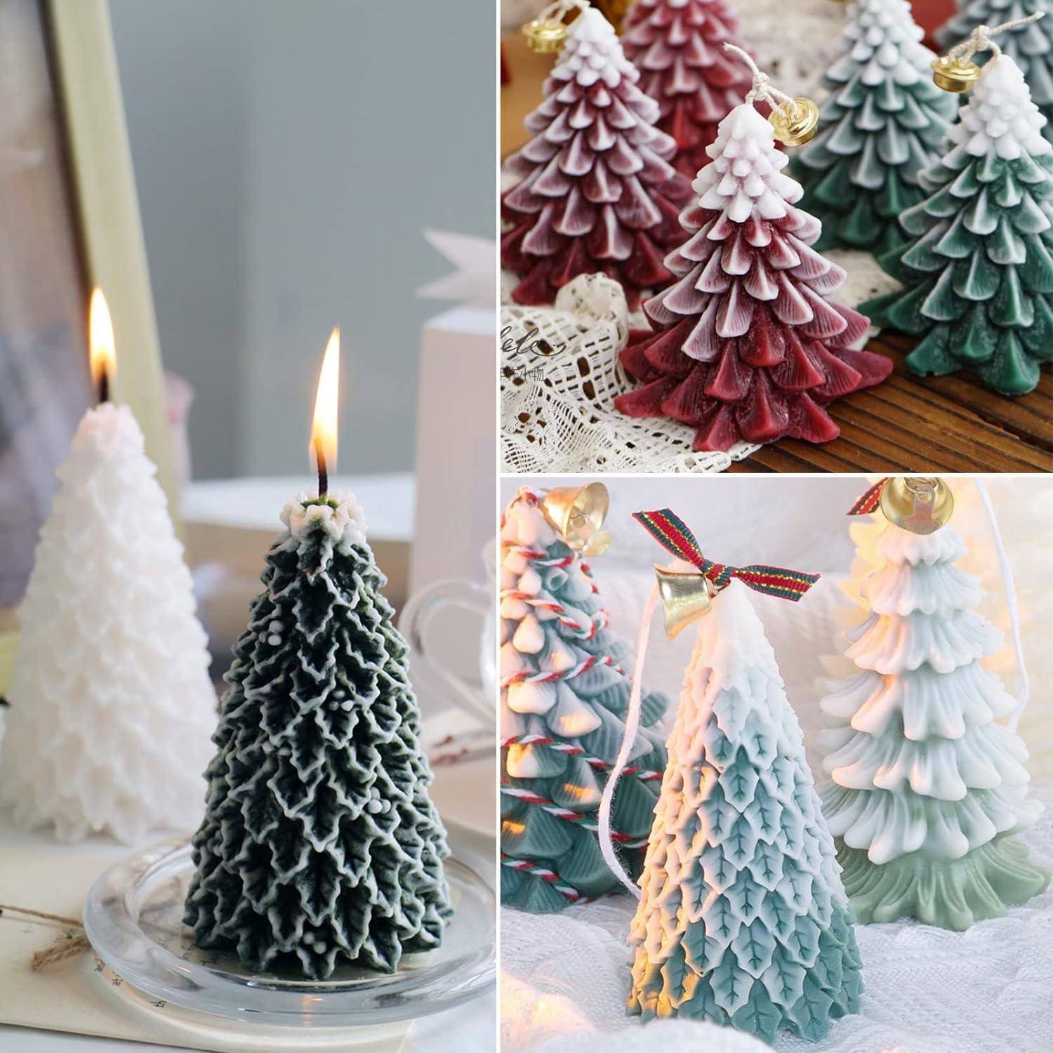 Sortierte weihnachtsbaumförmige Kerzen in Weiß, Grün, Rot und Blaugrün, einige entzündet und als dekorative Ferientagsdekoration auf dem Tisch ausgestellt.